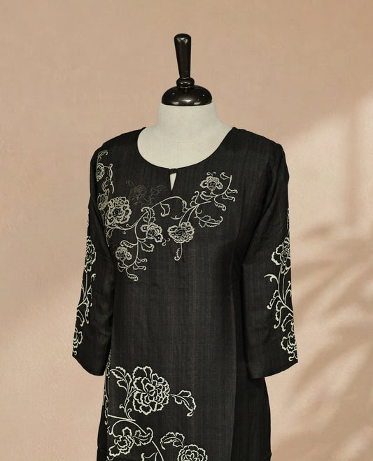 Multi Colour Kurti featuring an abstract Digital print On Body , a V-neckline, subtle Stone detailing, and 3/4 sleeves. (Copy)