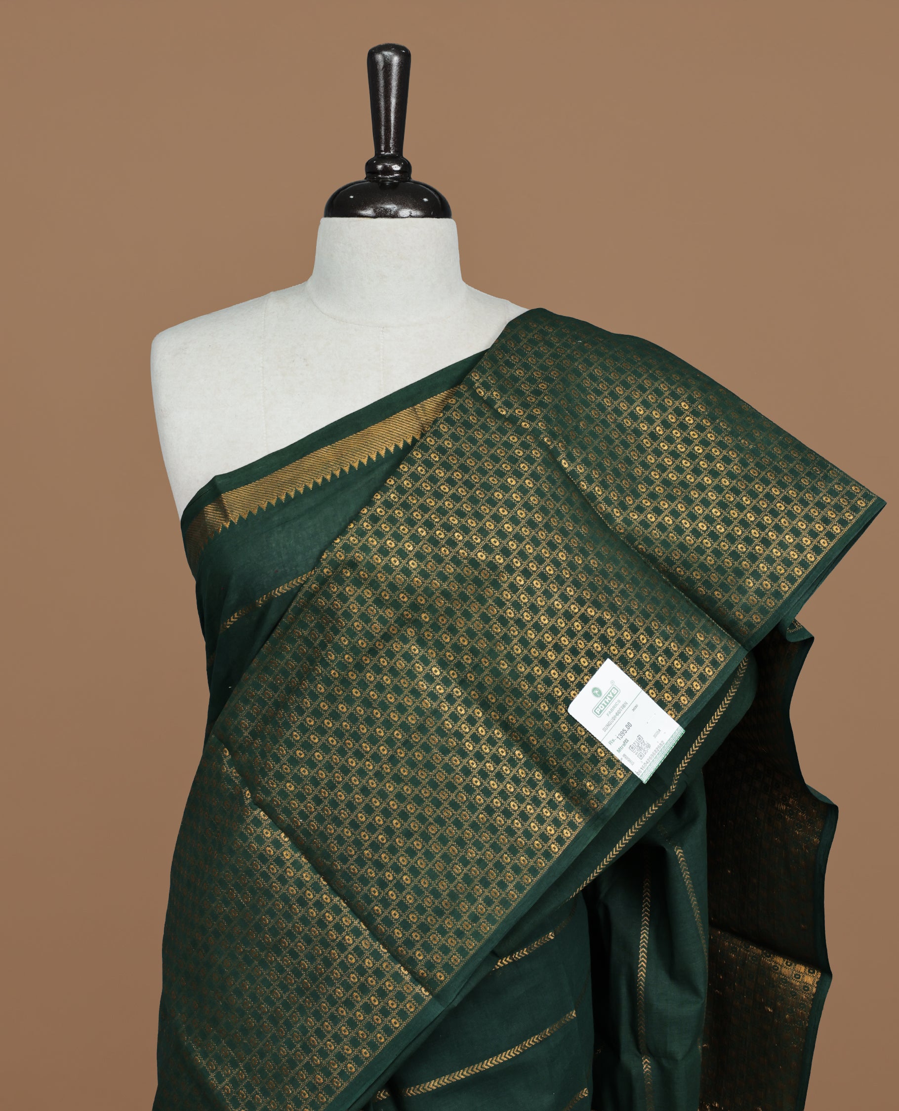 Green colour Sungudi cotton saree featuring Gold zari Stripes on body, Gold Small check zari on Self colour border, paired with matching blouse piece.