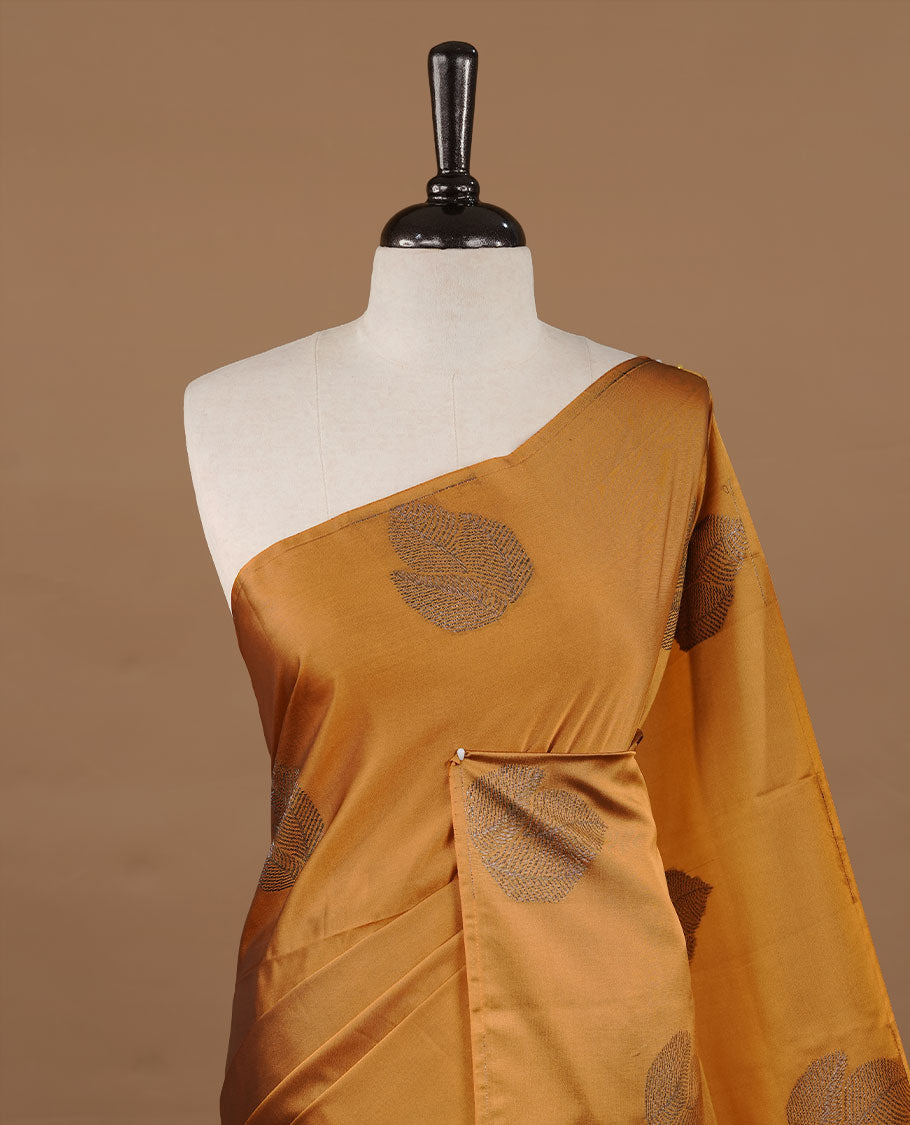 Mustard colour soft silk saree features a sleek borderless design with intricate antique zari motifs, flowing into a striking contrast Magenta pallu and a matching blouse piece.
