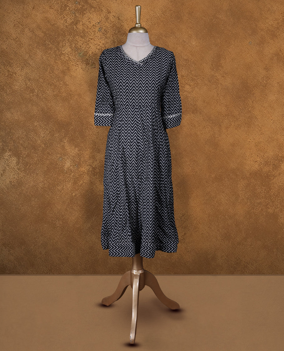 Black colour kurti by Vismay  styled with a Zigzag print pattern across on body with V neckline, knee length design, and a sleeve .