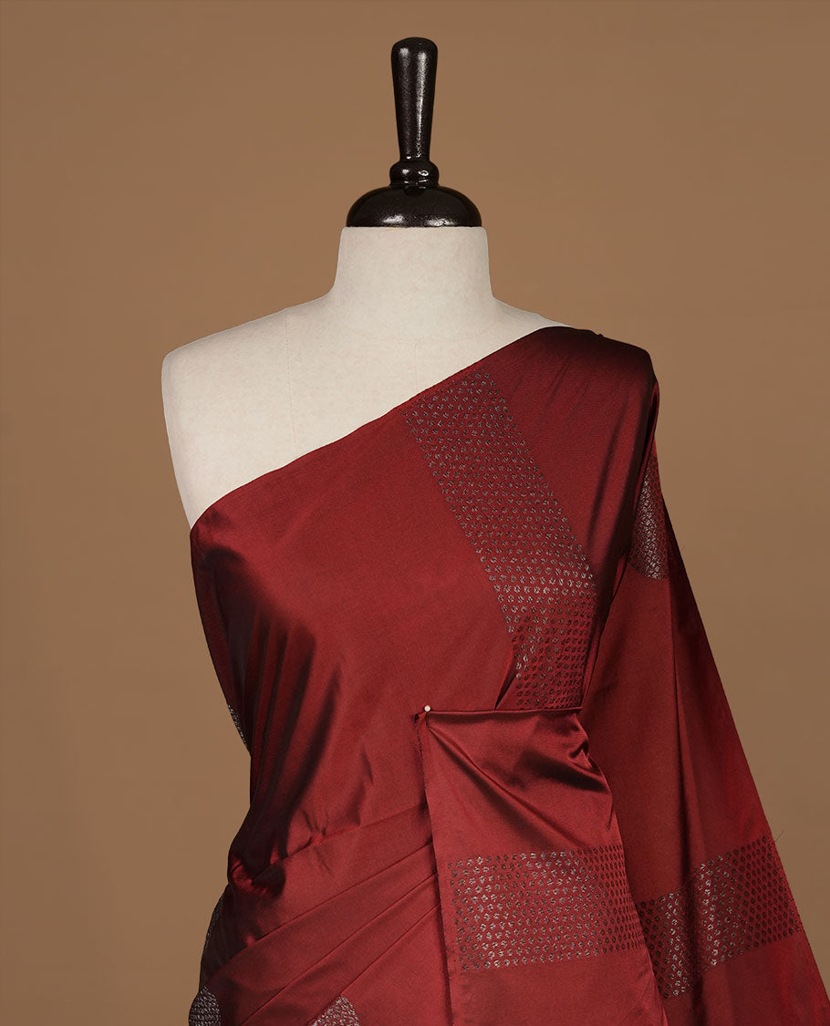 Brown colour soft silk saree features a sleek borderless design with intricate antique zari motifs, flowing into a striking contrast green pallu and a matching blouse piece.