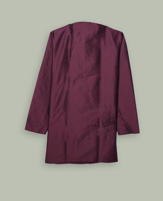 Maroon colour mens kurta featuring elegant embroidery on the neckline & Crafted in a refined style with full sleeves, offering a perfect blend of tradition.