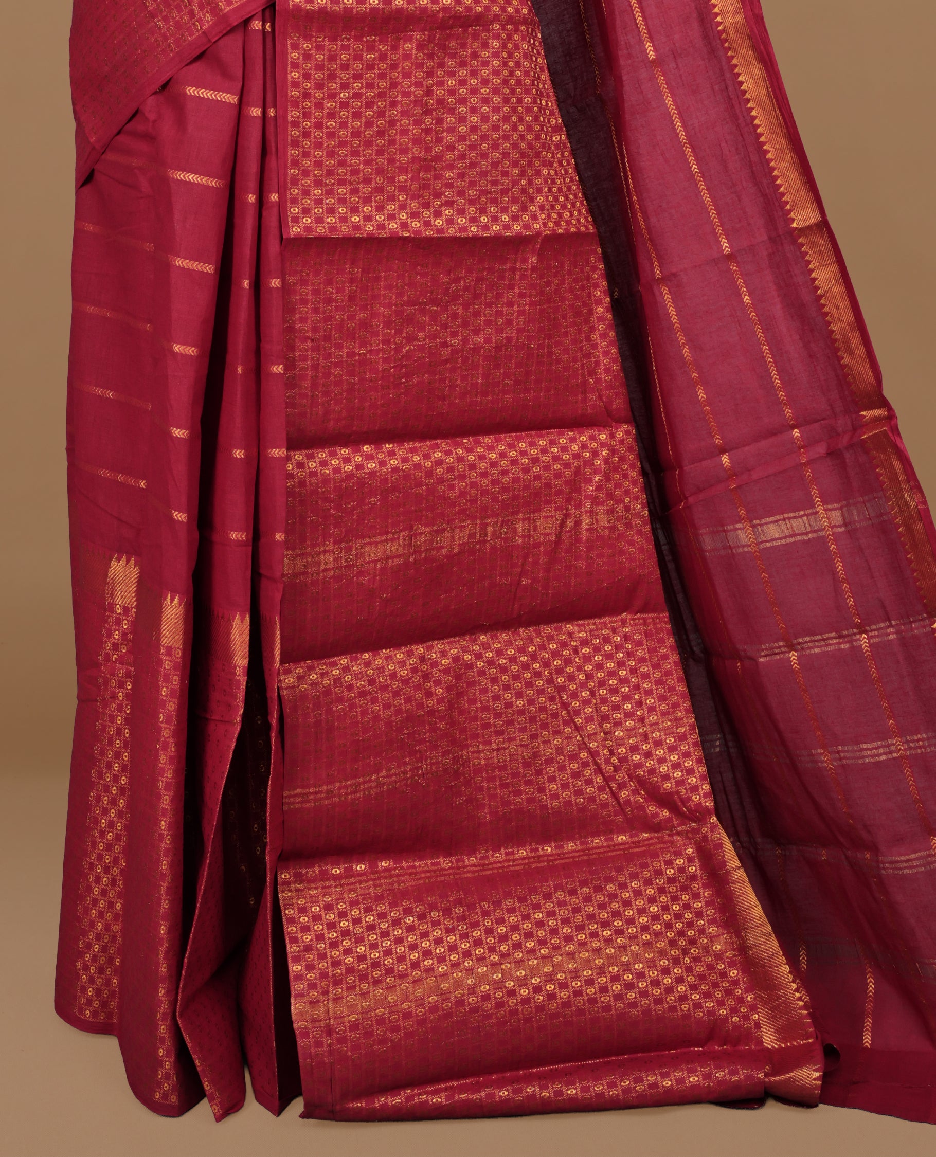 Maroon colour Sungudi cotton saree featuring Gold zari Stripes on body, Gold Small check zari on Self colour border, paired with matching blouse piece.