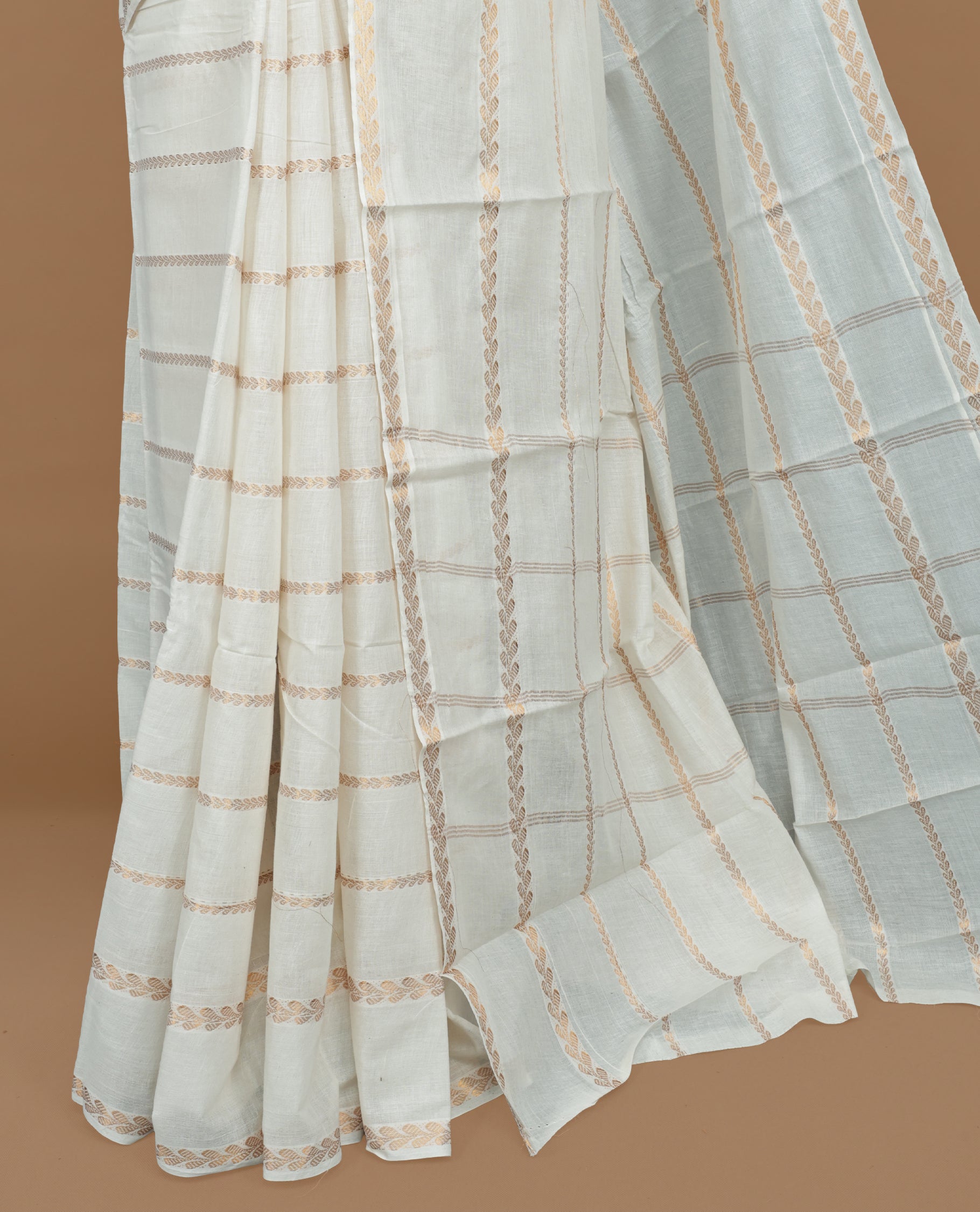Off white colour Sungudi cotton saree featuring Gold zari stripes on body, Gold zari design on Self colour border, paired with matching blouse piece.