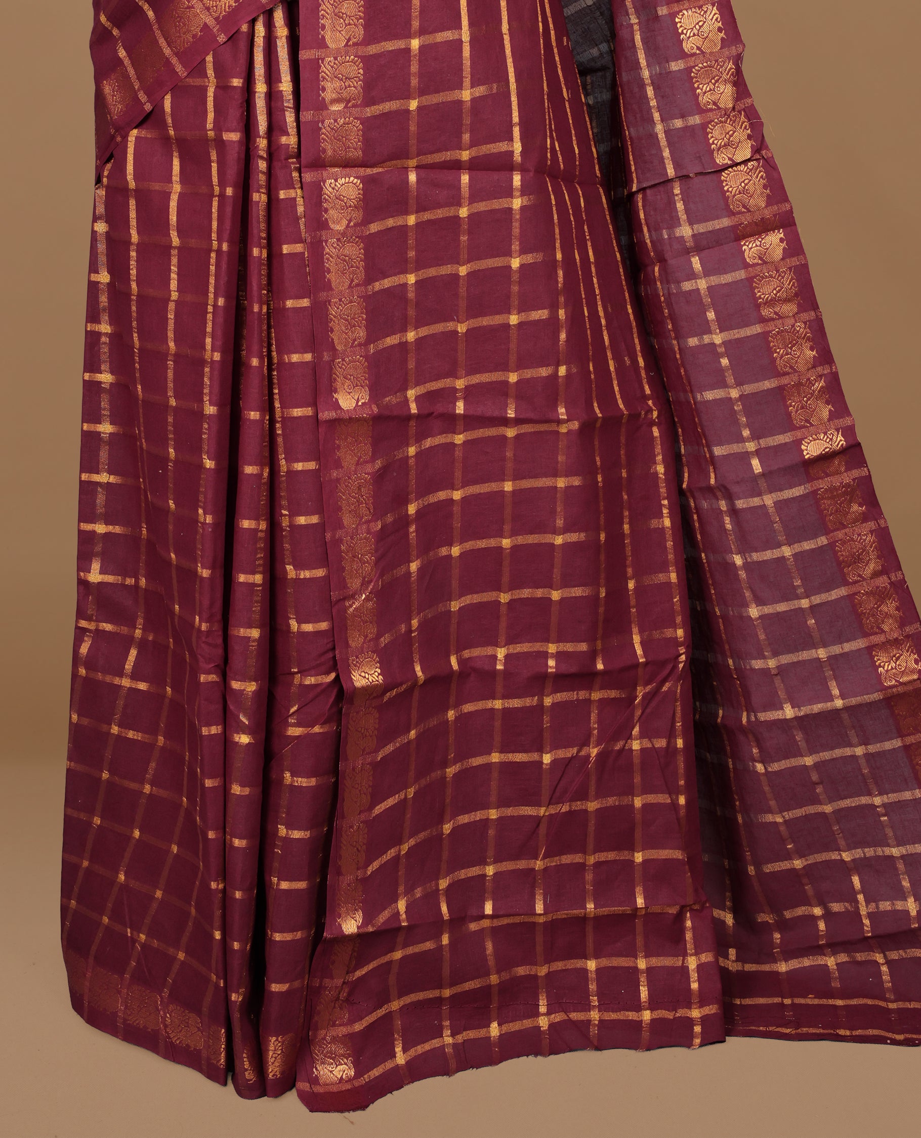 Maroon colour Sungudi cotton saree featuring Gold zari Check pattern on body, Gold zari Peacock design on Self colour border, paired with matching blouse piece.