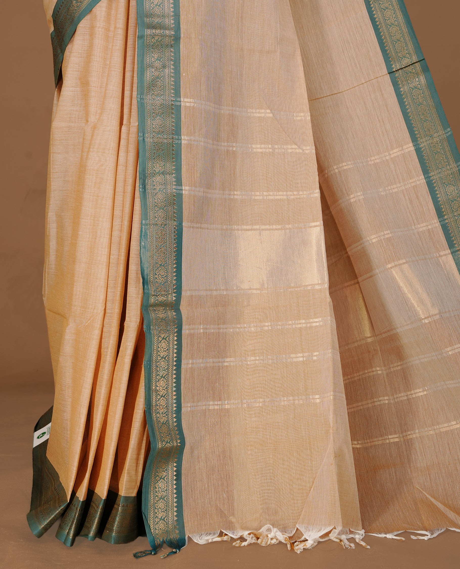 Peachy cream Colour Chettinad cotton saree featuring elegant plain body , complemented by contrast Green colour with simple traditional border, comes with matching blouse piece.