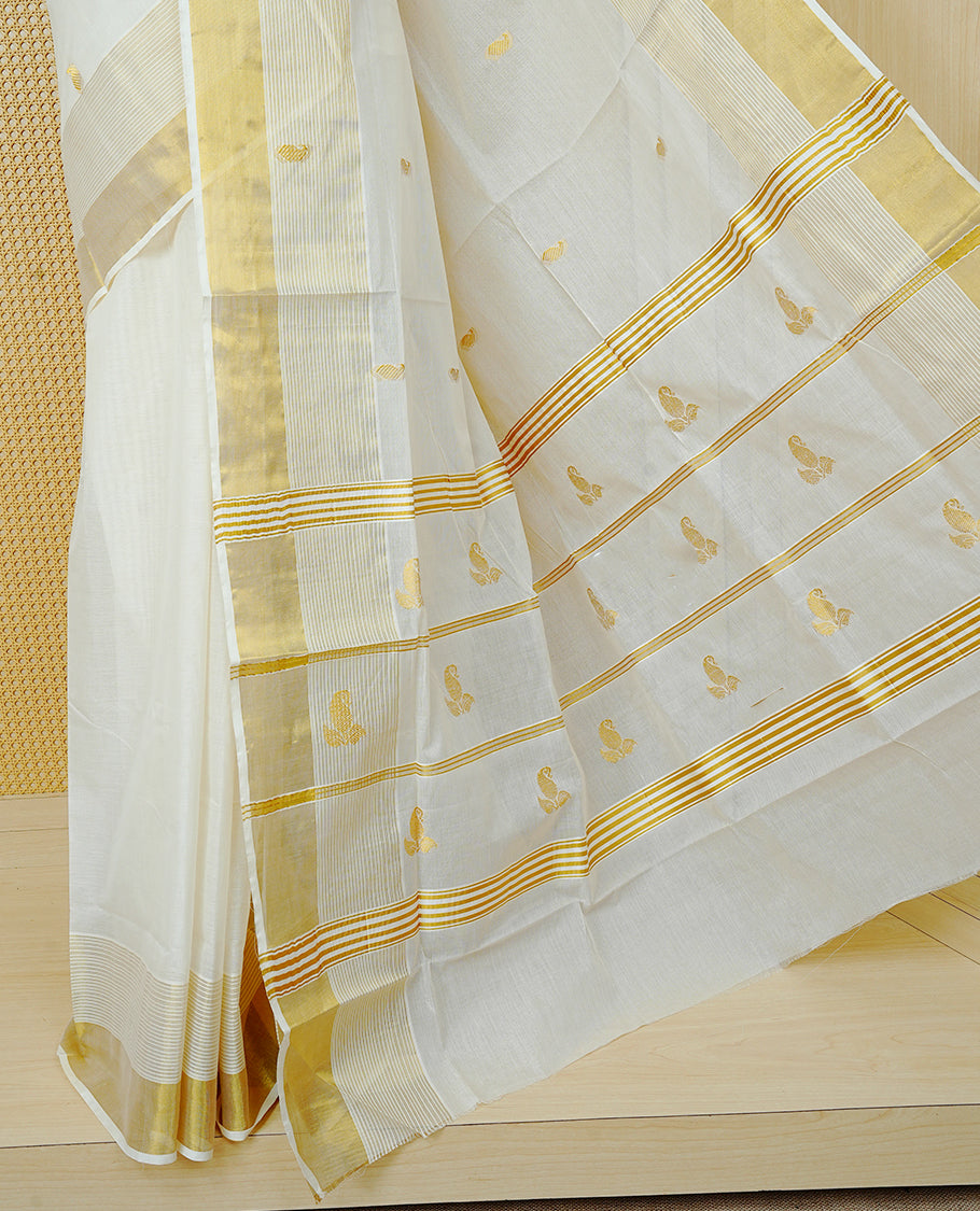 Cream Cotton Colour Kerala Saree Featuring Delicate Gold Mango Motifs, Enhanced with a Rich Gold Zari Border and Fine Striped Detailing. The Elegant Pallu Completes the Traditional Look and Comes with a Matching Blouse Piece.