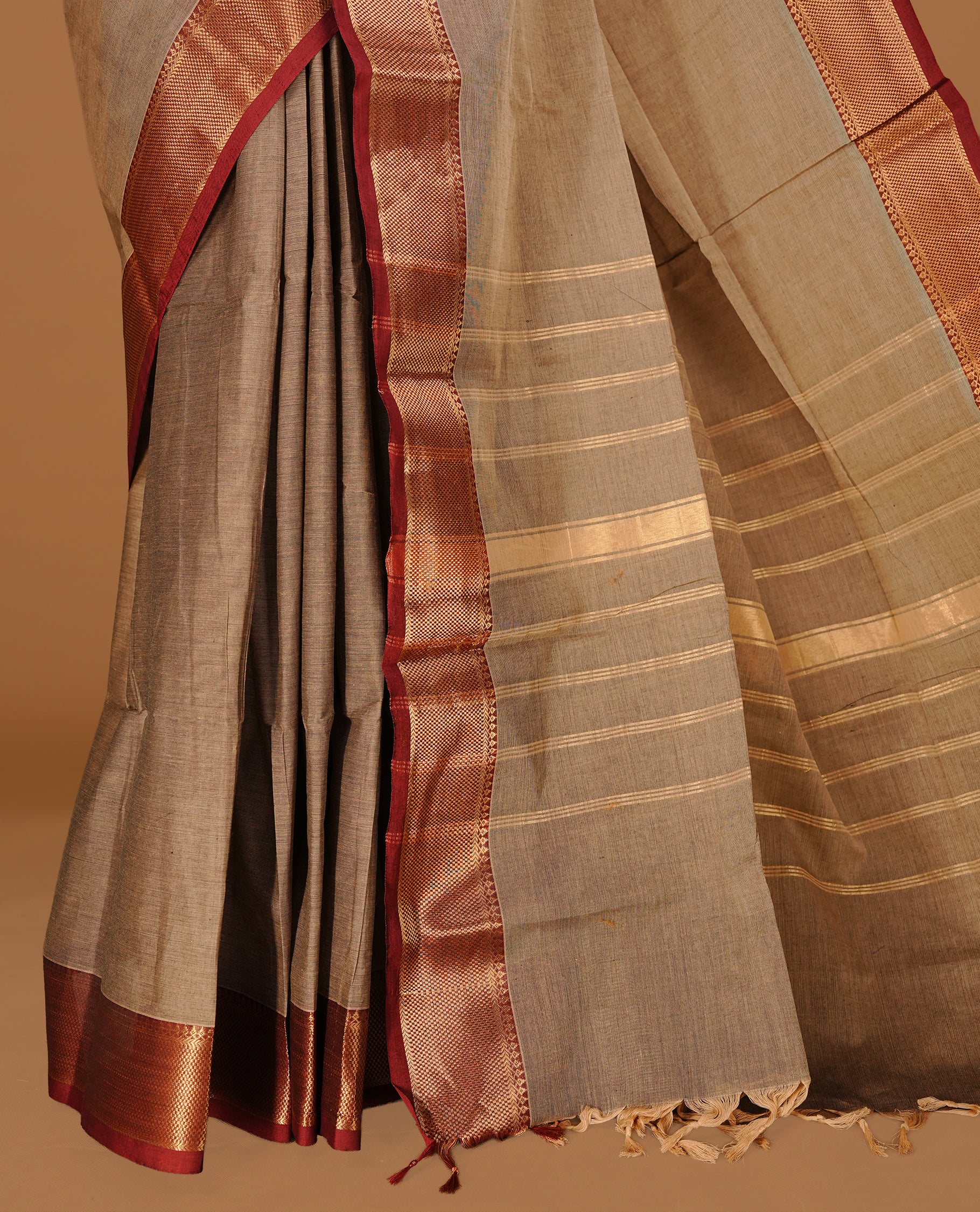 Greyish cream Colour Chettinad cotton saree featuring elegant plain body , complemented by contrast Maroon colour with traditional border, comes with matching blouse piece.