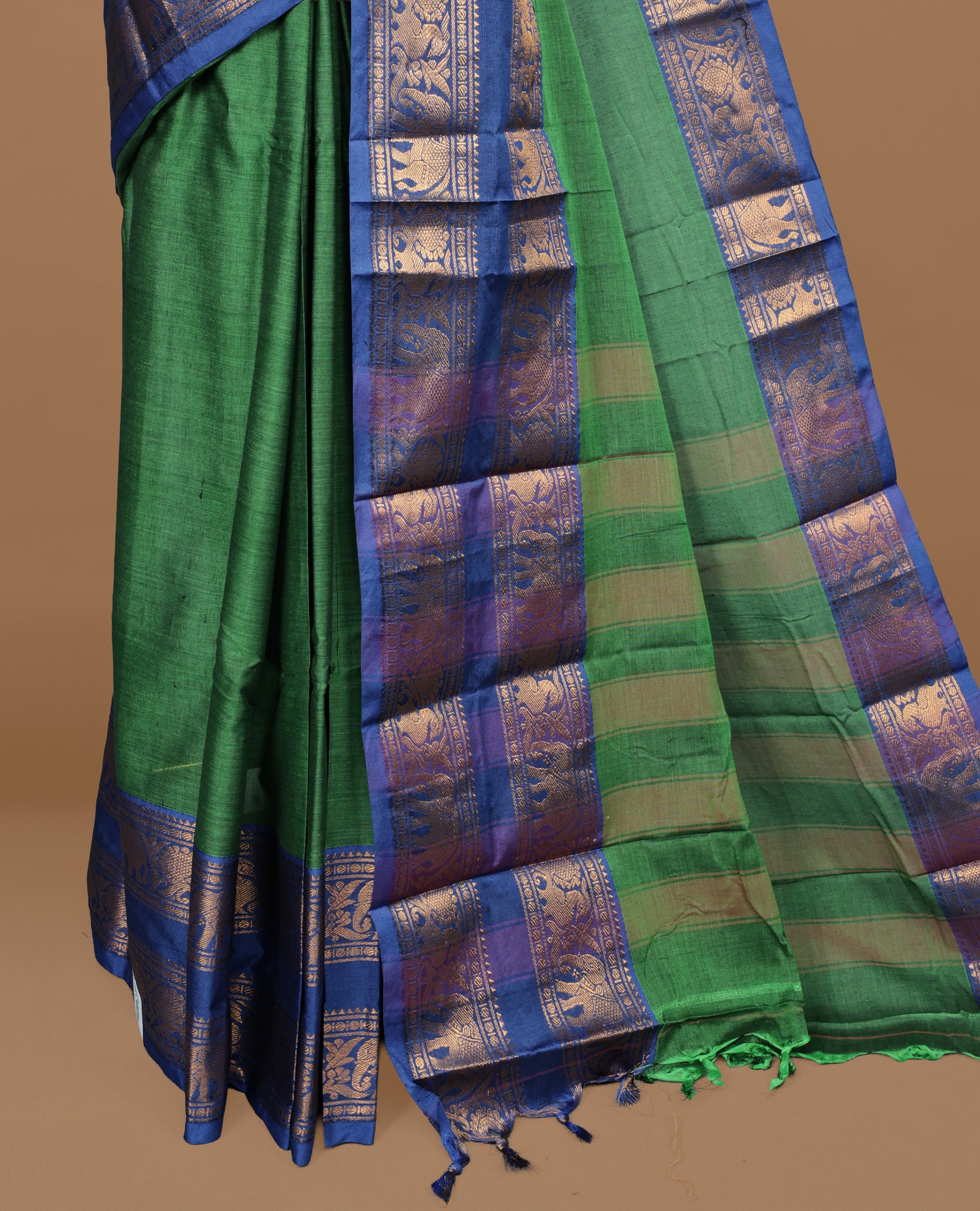 Green colour Sungudi cotton saree Featuring Elegant plain Body, complemented by Contrast Blue colour with cream zari border, paired with matching blouse piece.