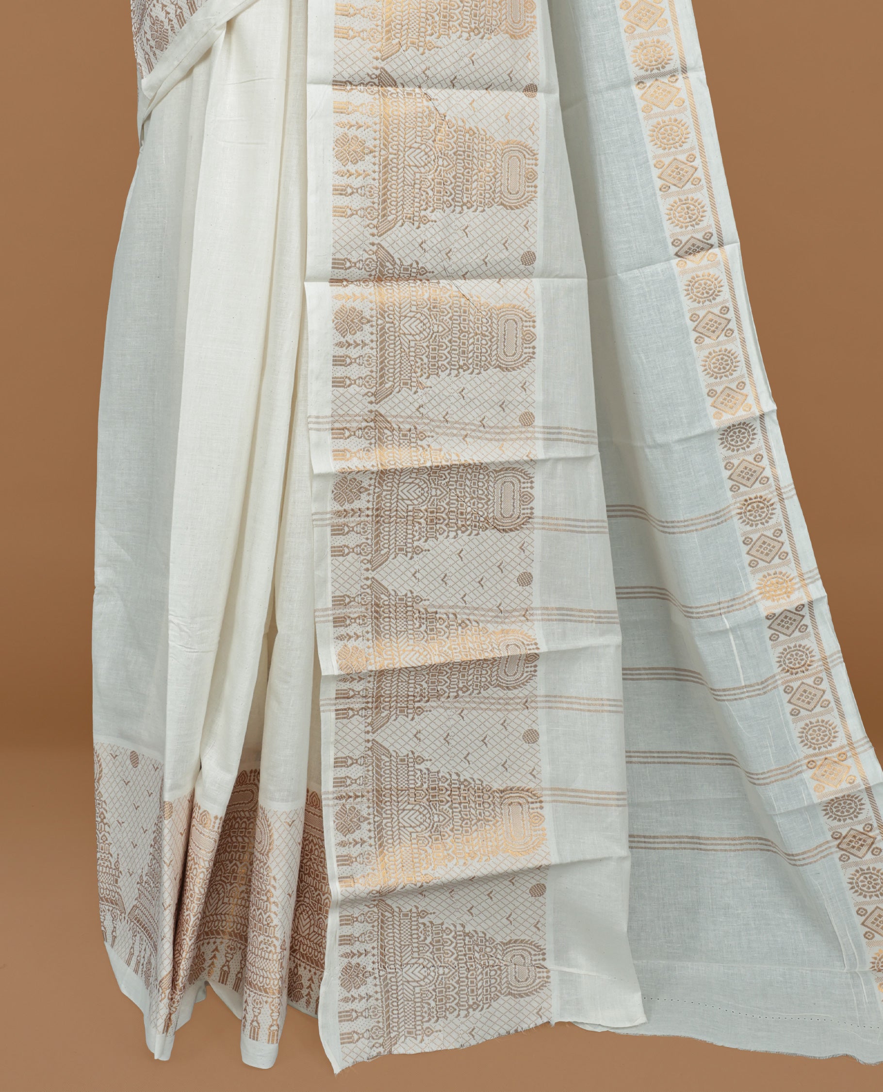 Off white colour Sungudi cotton saree featuring Elegant plain body, Gold zari temple design on Self colour border, paired with matching blouse piece.