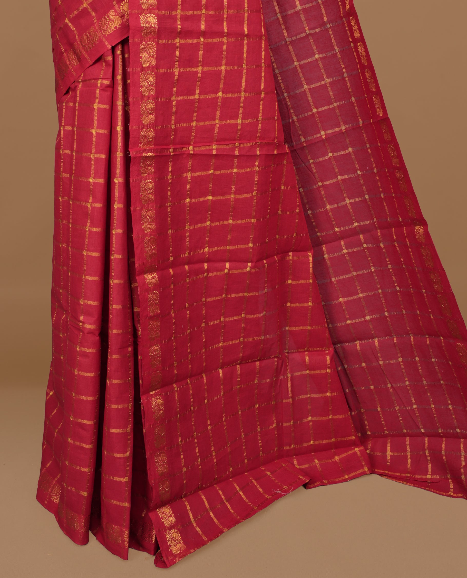 Red colour Sungudi cotton saree featuring Gold zari Check pattern on body, Gold zari Peacock design on Self colour border, paired with matching blouse piece.