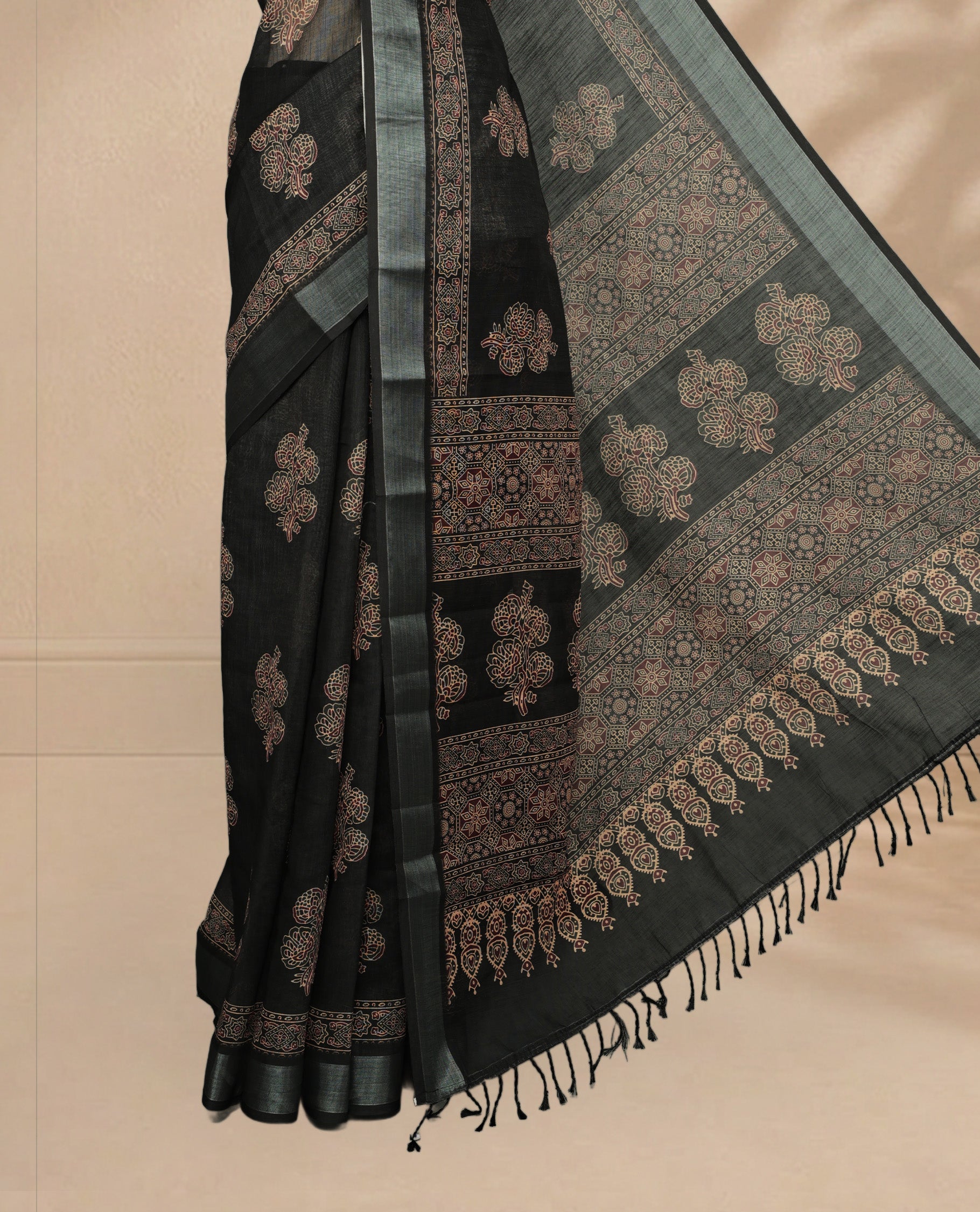 Black Colour Semi Linen saree featuring digital printed body, Complemented by Borderless finish, comes with matching blouse piece.