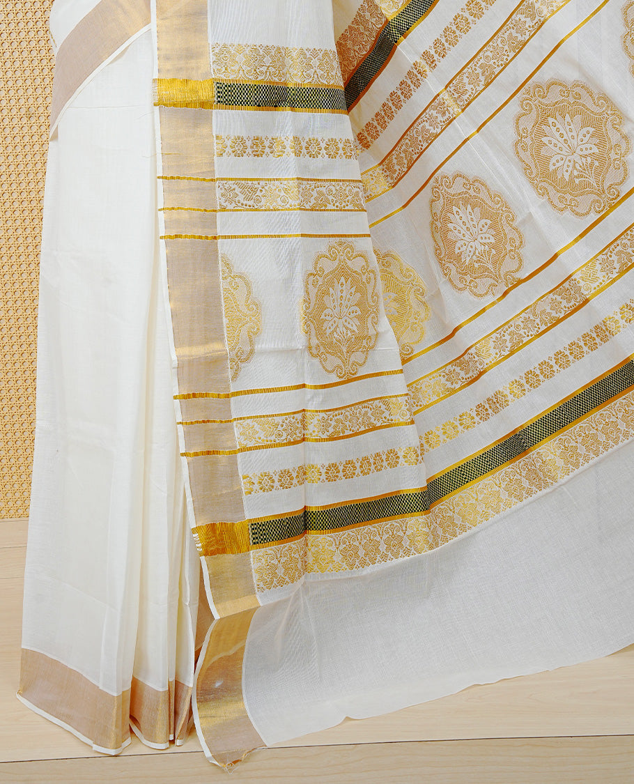 Cream Colour Cotton Kerala Saree Featuring an Elegant Plain Body, a Classy Gold Zari Border, and a Traditional Gold Zari Pallu with Brown Accents, Paired with a Matching Blouse Piece.