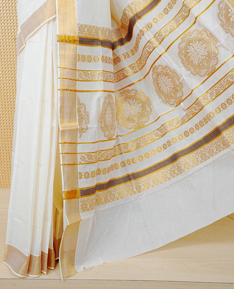 Cream Colour Cotton Kerala Saree Featuring an Elegant Plain Body, a Classy Gold Zari Border, and a Traditional Gold Zari Pallu with Brown Accents, Paired with a Matching Blouse Piece.