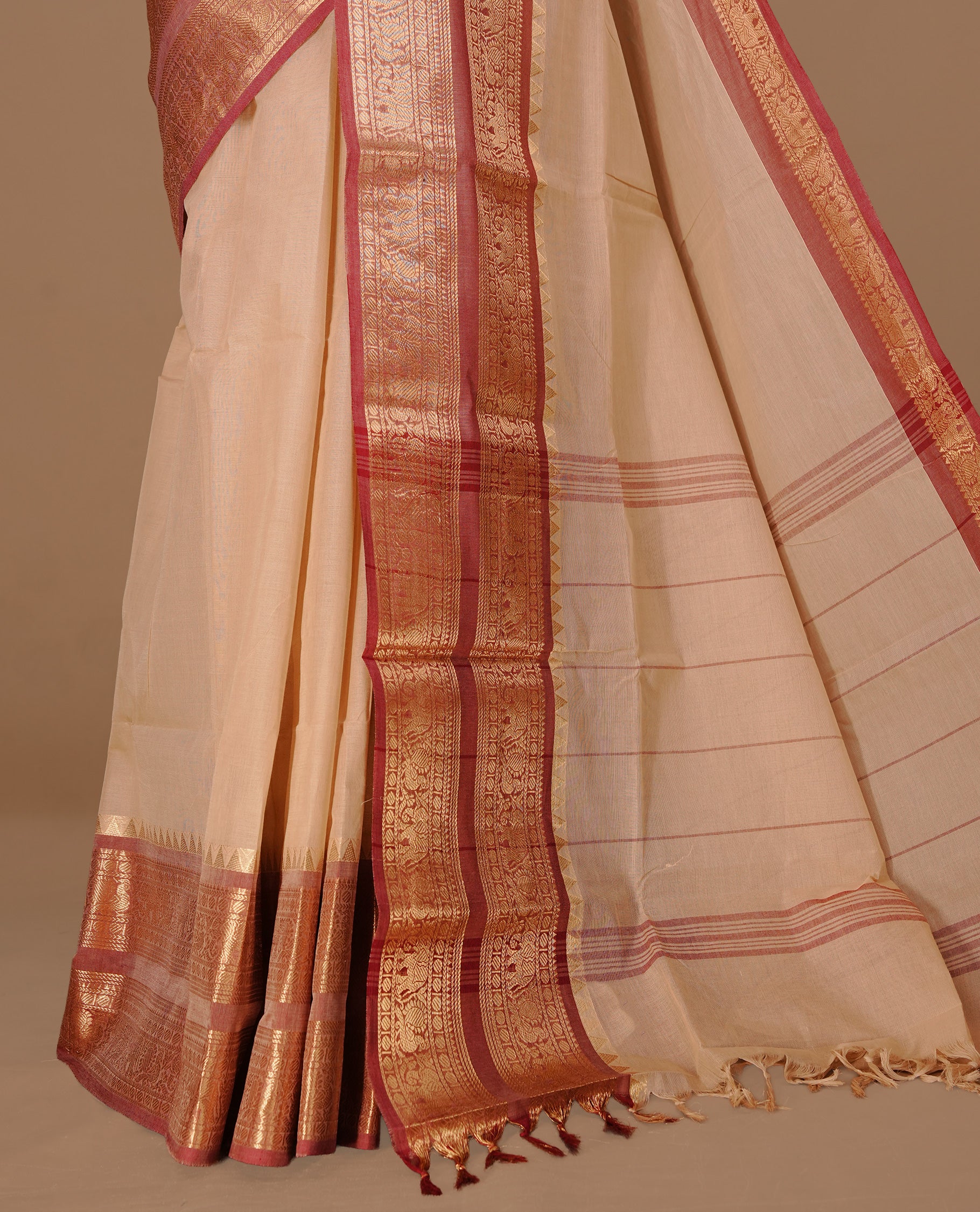 Sandalwood Colour Chettinad cotton saree featuring elegant plain body , complemented by contrast Brickred colour with traditional border, comes with matching blouse piece.
