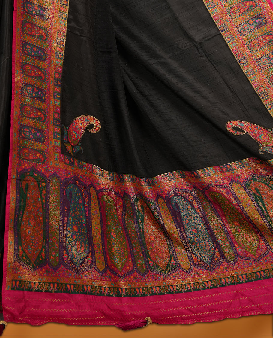 Black colour Pashmina silk saree plain body, framed by an opulent arabesque border and grand storytelling pallu, paired with a matching woven border blouse piece
