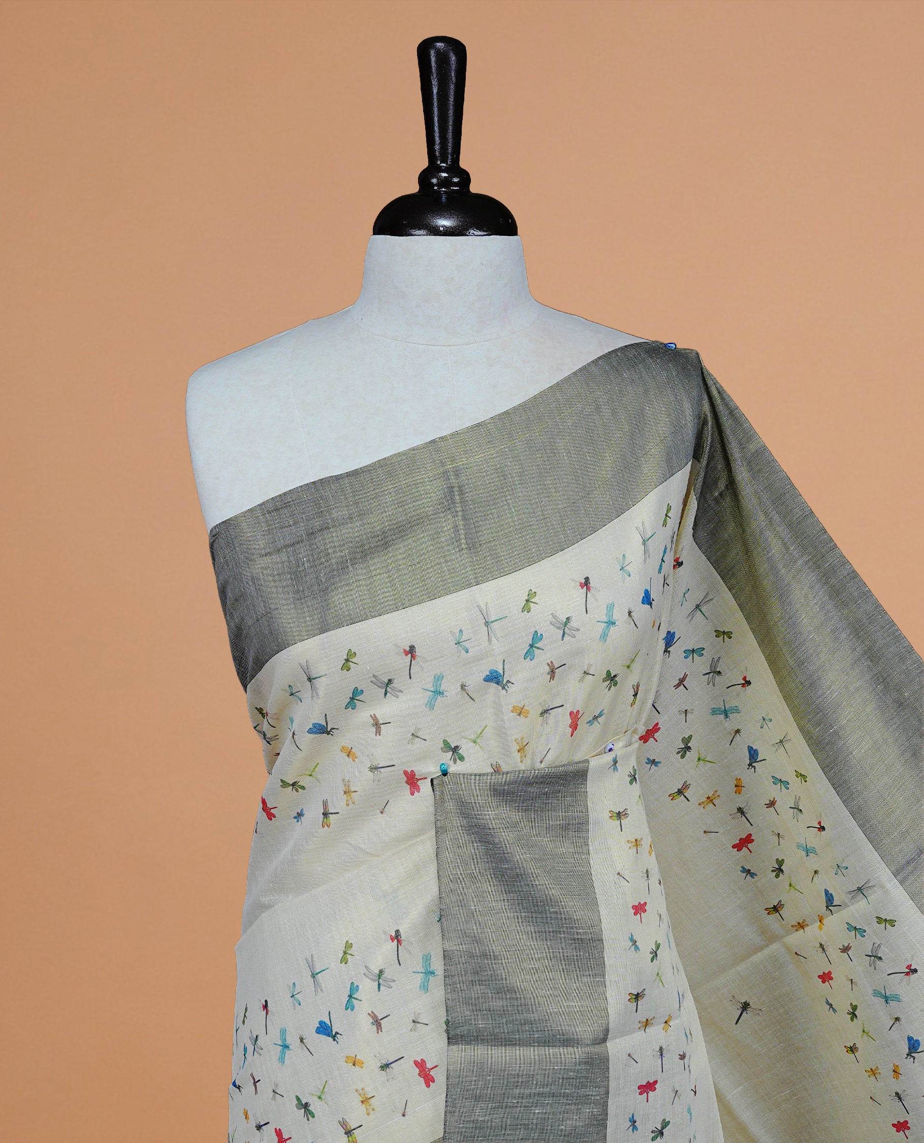Cream Colour Kerala Saree Featuring  Plain Body ,Complemented By Black Zari With Dragonfly Printed   Border ,Enhance By A  Black With Gold Zari  Pallu ,Paired With A Matching Blouse Piece.