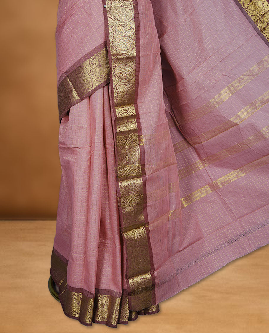 Light pink colour sungudi cotton saree featuring gold zari check pattern across body, contrast Mauve colour with gold zari peacock and floral pattern on border, without blouse piece.
