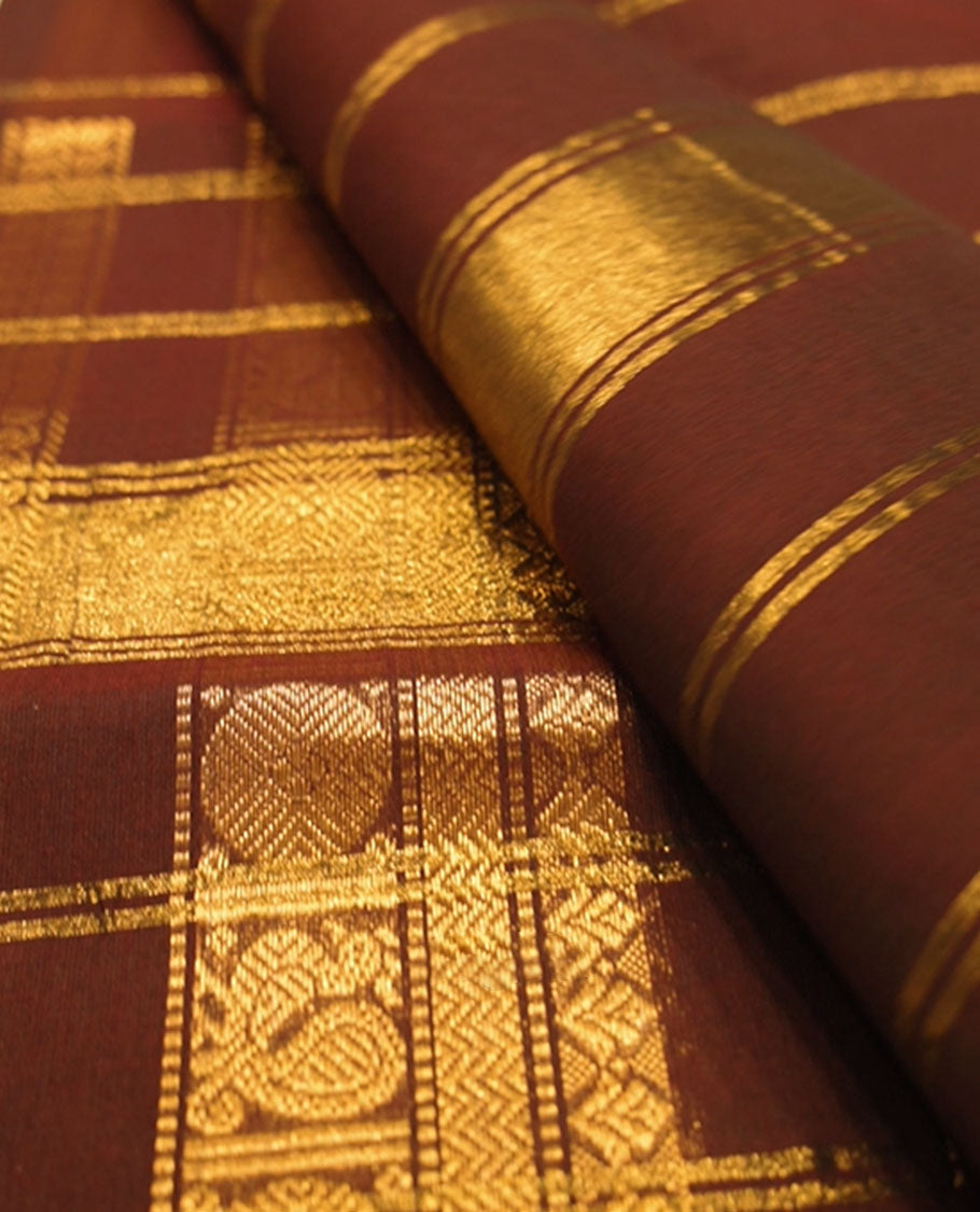 Mono-tone Coffee brown colour chettinad cotton saree with traditional gold zari border comes with a matching blouse piece.