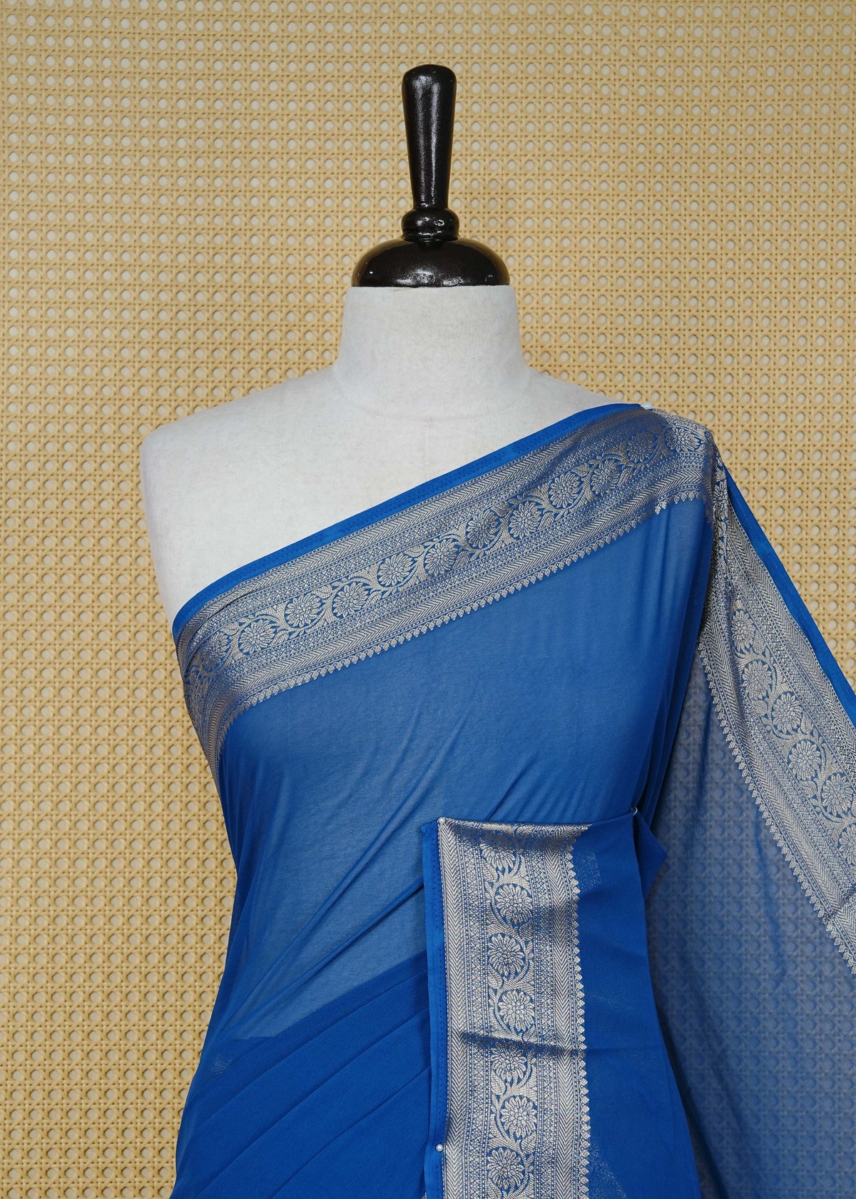 Royal blue colour georgette saree having plain boy, Floral Gold zari detailed pattern border, comes with matching blouse piece