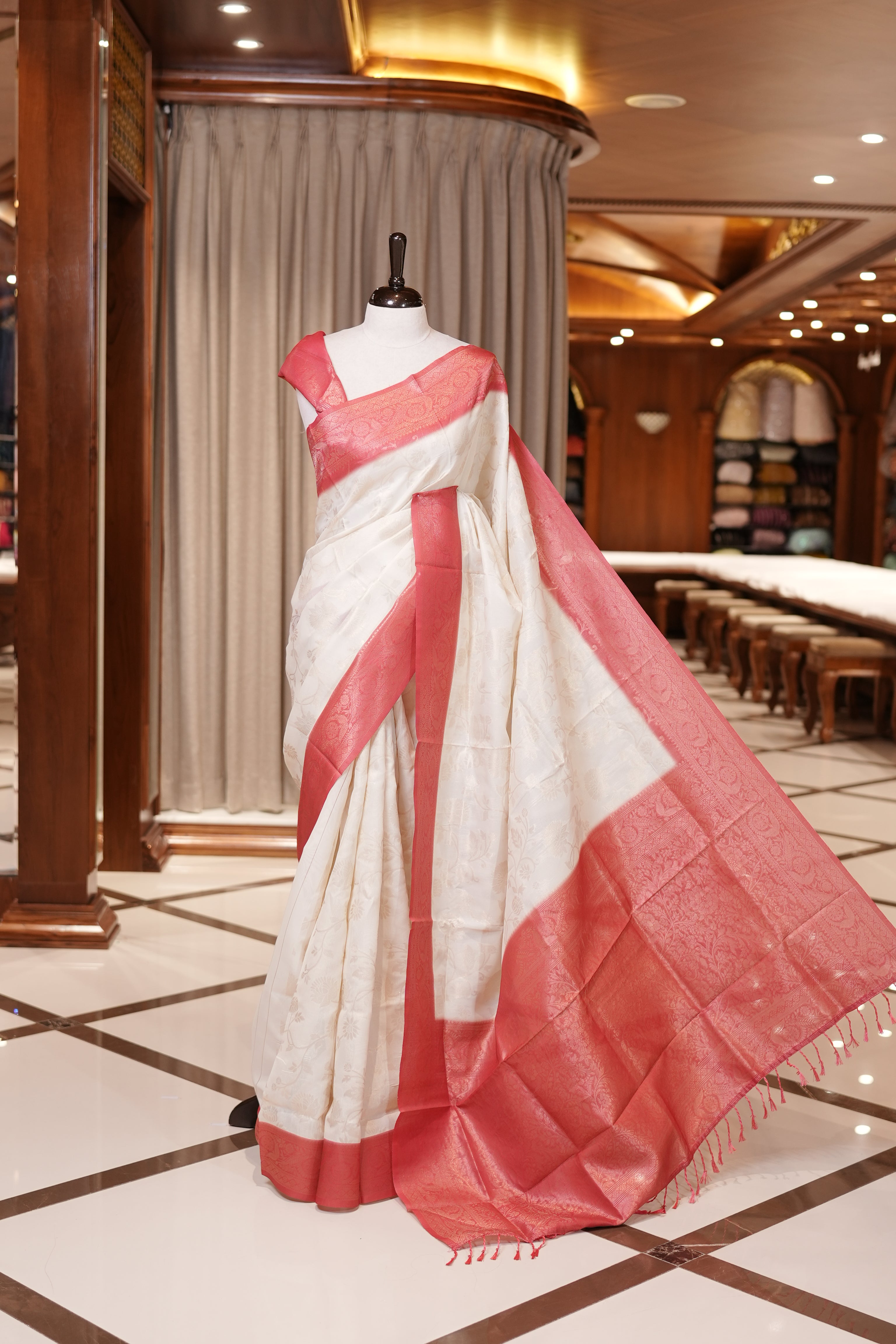 PEACH AND WHITE COLOUR SEMI KATHAN SILK SAREE WITH GOLD ZARI FLORAL KODI DESIGN ON BODY AND CONTRAST BORDER AND PALLU, PAIRED WITH MATCHING BLOUSE
