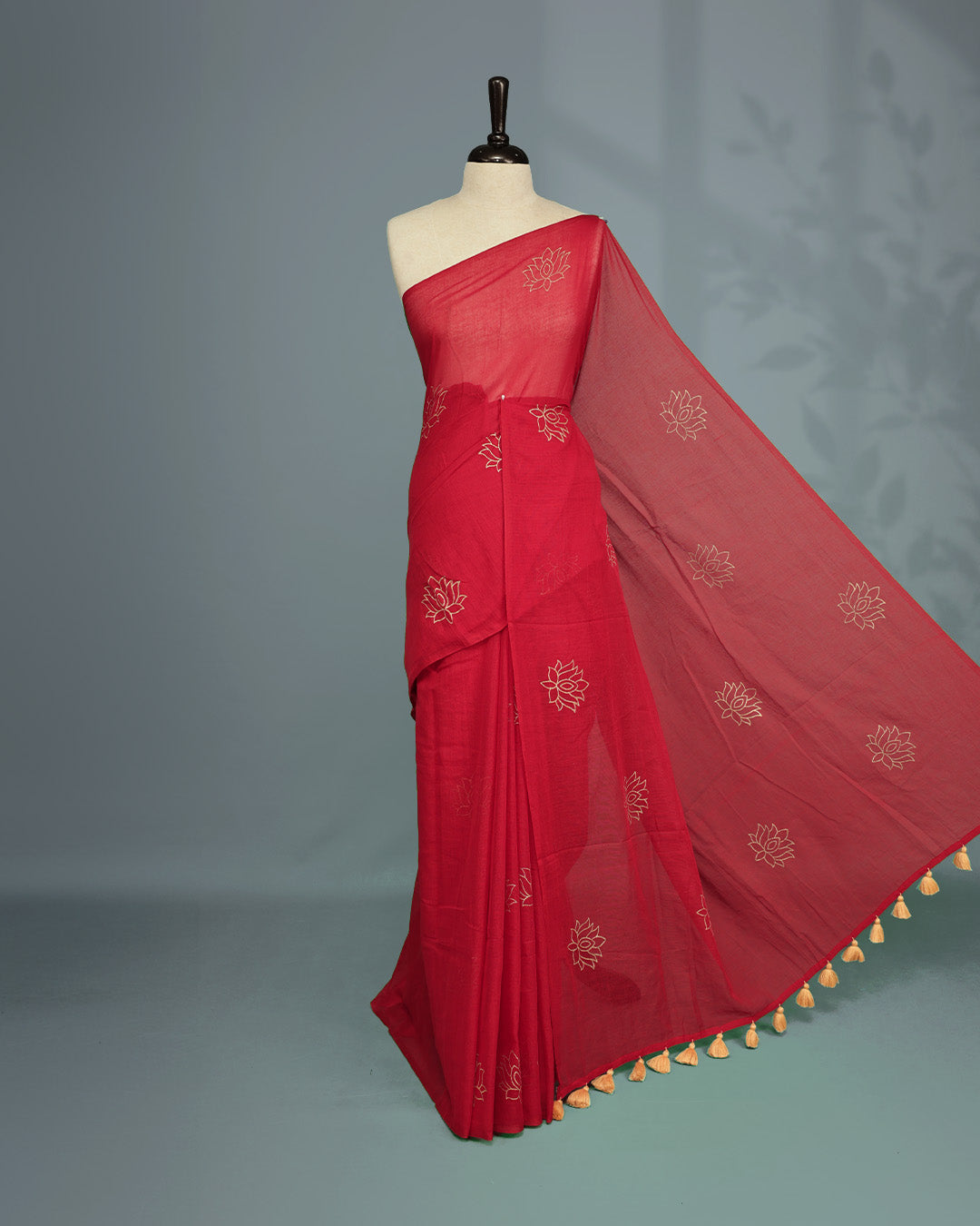 Magenta colour pure mul cotton saree featuring Minimal Lotus Print on body, Clean Borderless design, elegant tassels.