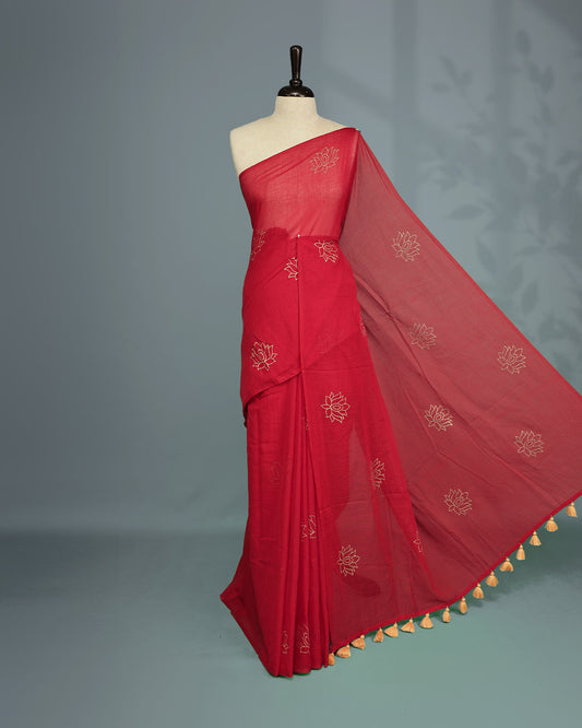 Magenta colour pure mul cotton saree featuring Minimal Lotus Print on body, Clean Borderless design, elegant tassels.