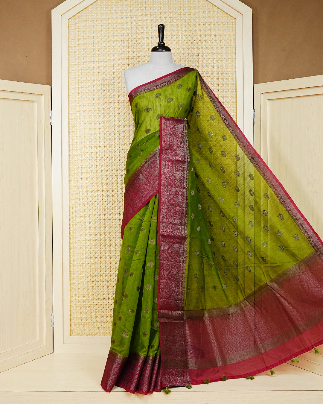 Mehndi green colour semi linen saree thread motifs on body, contrast dark pink colour gold zari border, rich pallu comes with matching blouse piece