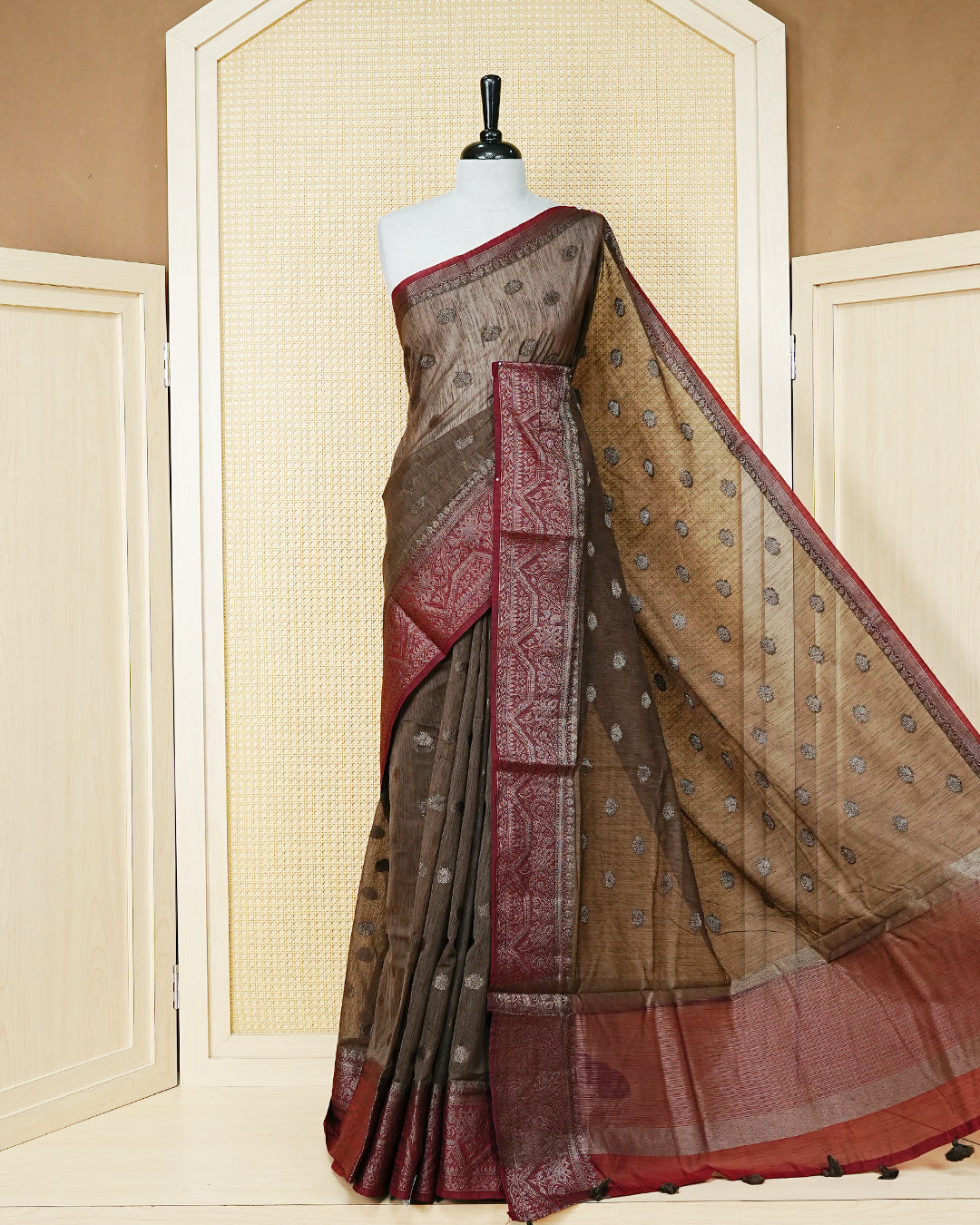 Light chocolate colour semi linen saree thread motifs on body, contrast light red colour gold zari border, rich pallu comes with matching blouse piece