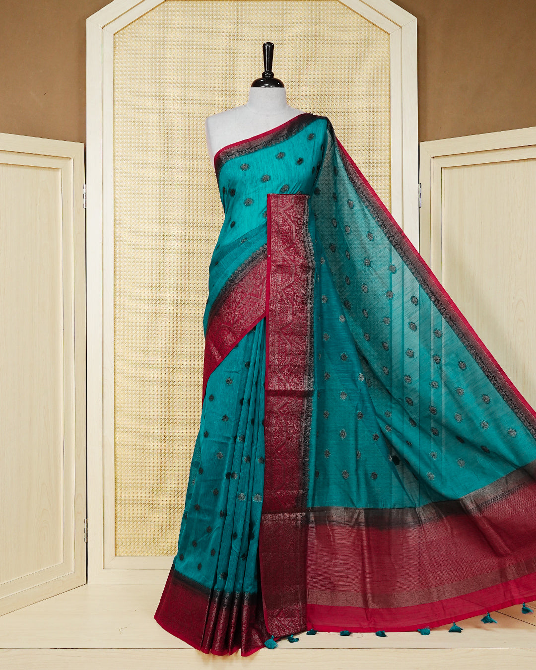 Dark teal colour semi linen saree thread motifs on body, contrast dark pink colour gold zari border, rich pallu comes with matching blouse piece