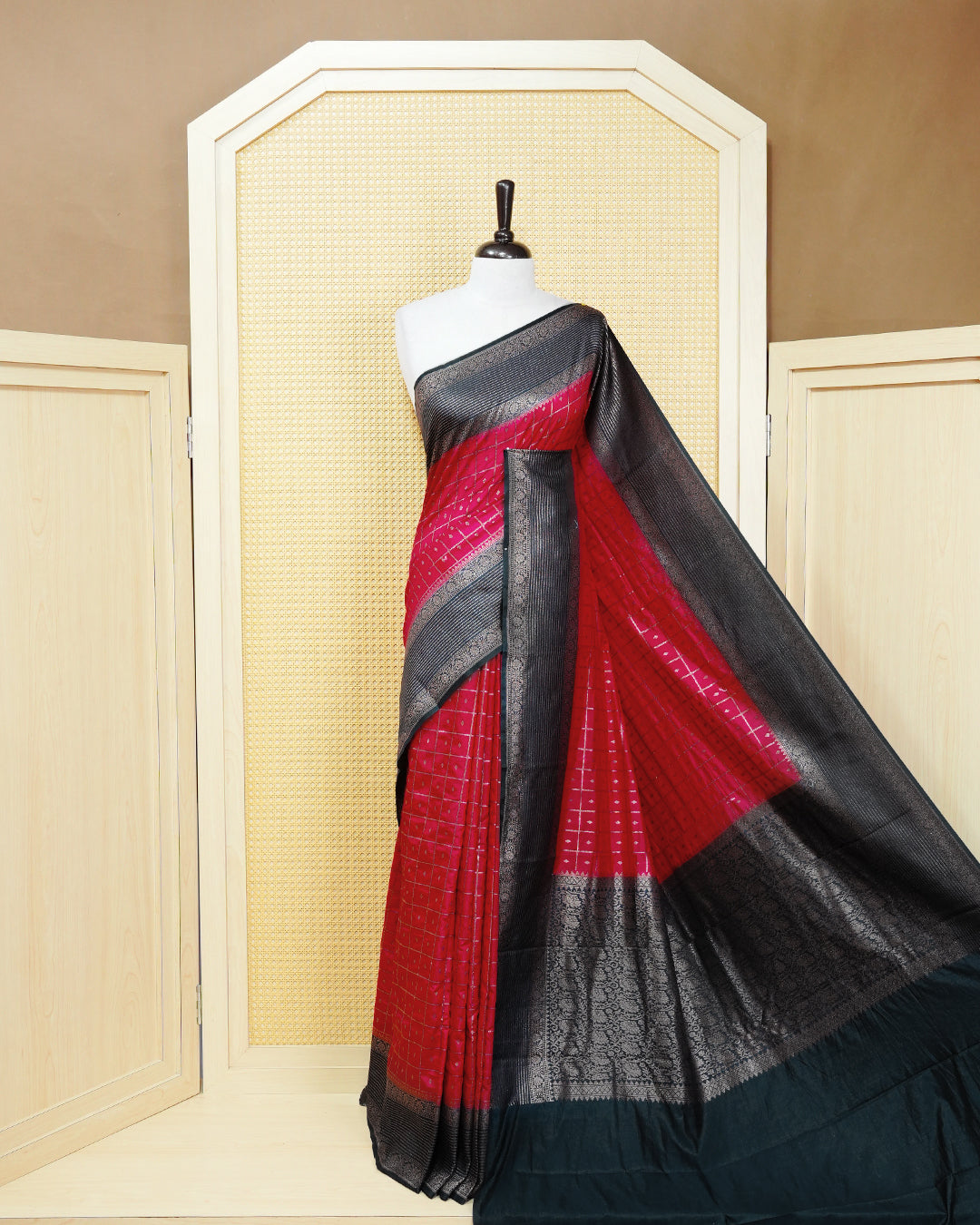 Magenta Colour Semi georgette Saree having zari check with buttas pattern on body, contrast navy blue colour floral designed border, Rich Pallu comes with Matching Blouse piece.