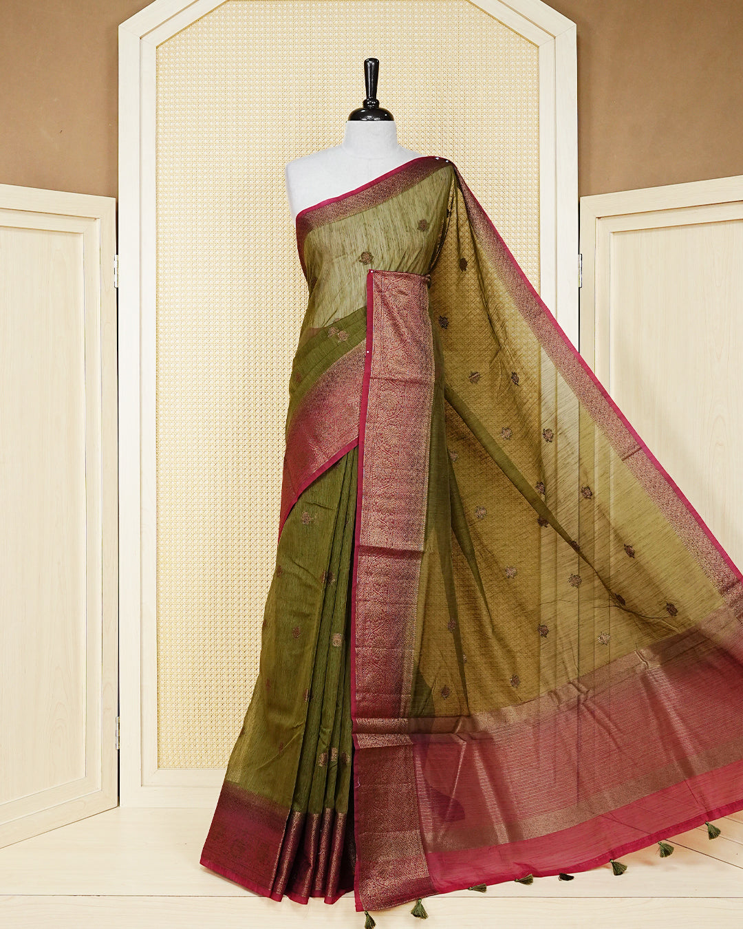 Olive green colour semi linen saree thread motifs on body, contrast pink colour gold zari border, rich pallu comes with matching blouse piece