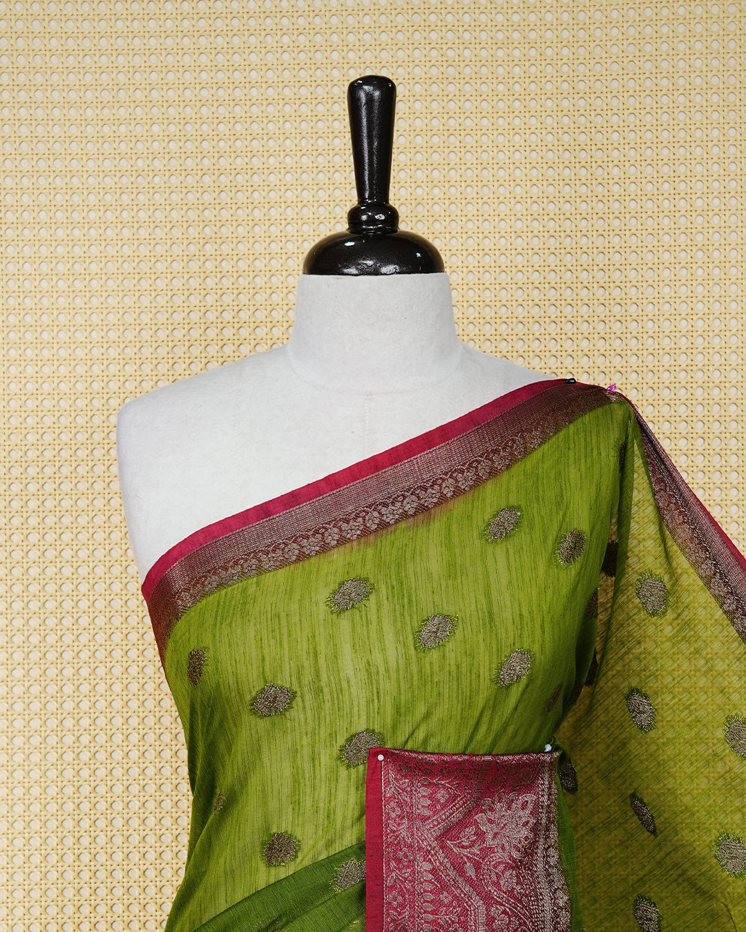Mehndi green colour semi linen saree thread motifs on body, contrast dark pink colour gold zari border, rich pallu comes with matching blouse piece