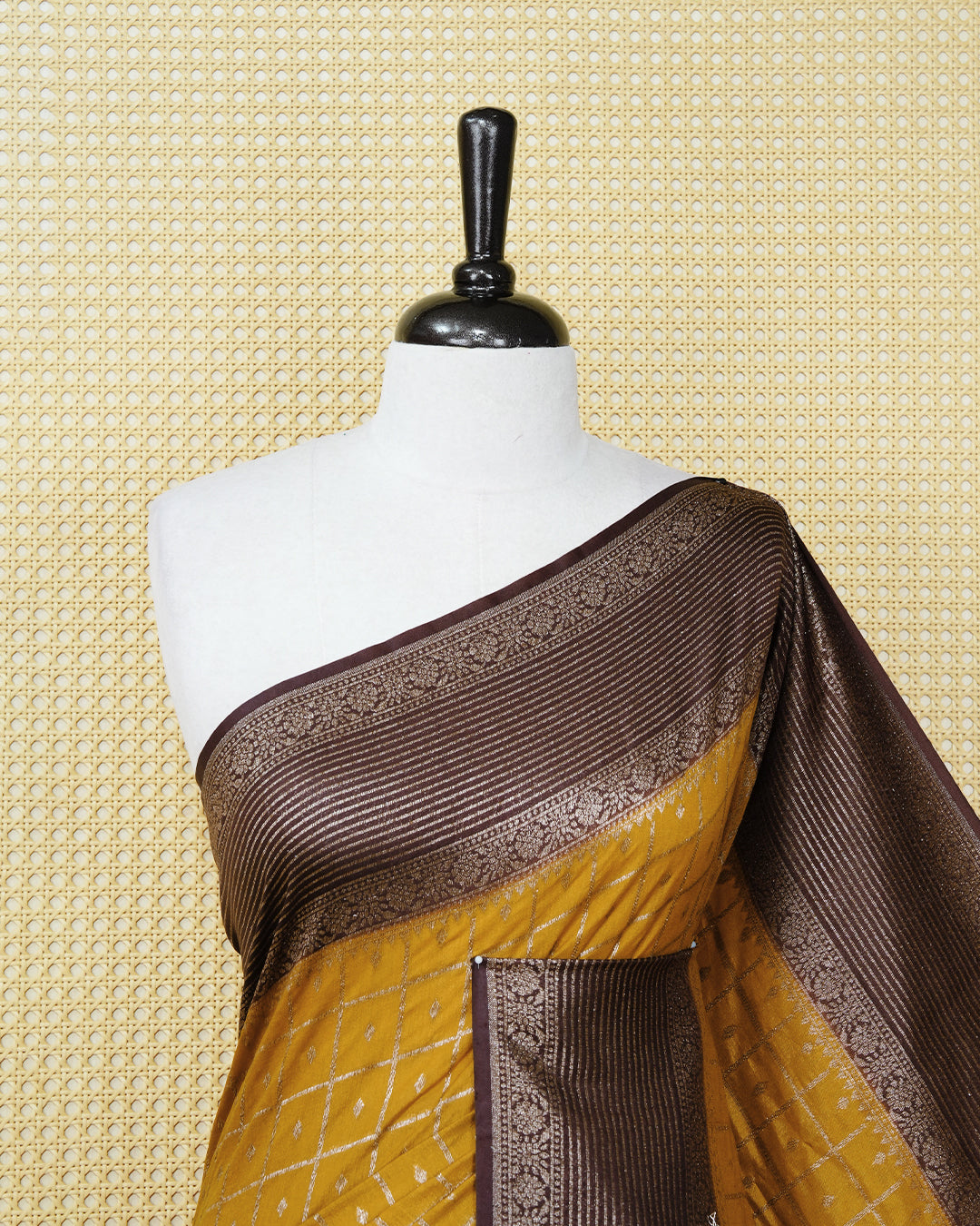 Mustard yellow Colour Semi georgette Saree having zari check with buttas pattern on body, contrast dark chocolate colour floral designed border, Rich Pallu comes with Matching Blouse piece.