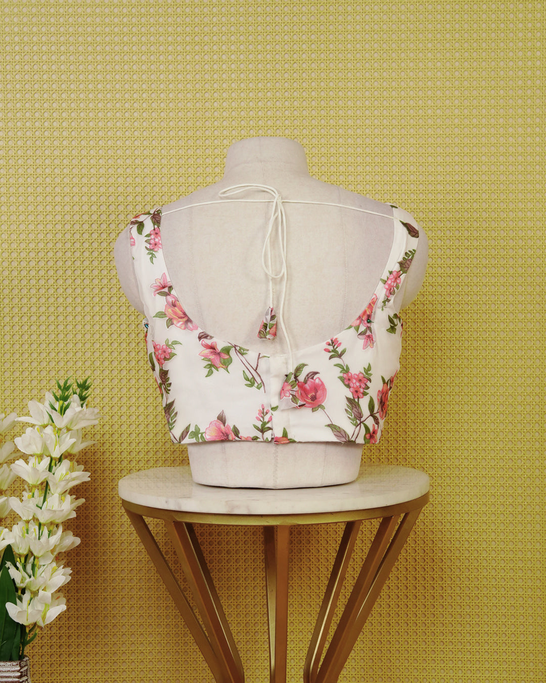 White Floral Print Sleeveless Blouse Featuring A Classic Scoop Neck, Elegant Floral Print, And A Comfortable Tailored Fit.