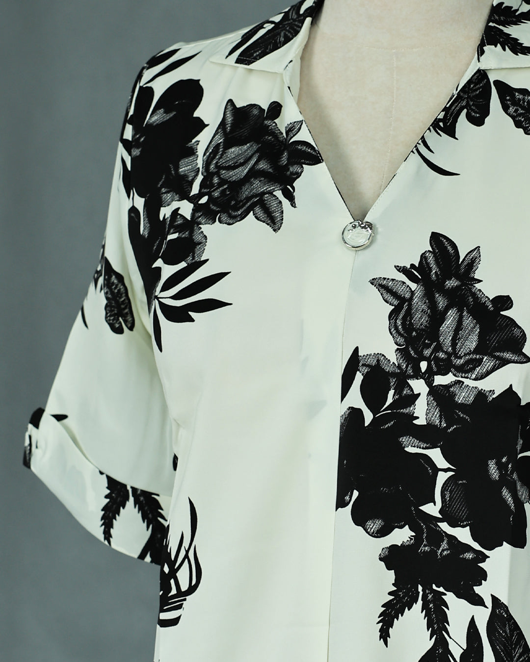 Off White colour Top with Kodi Print work on body, collar design, With sleeve.