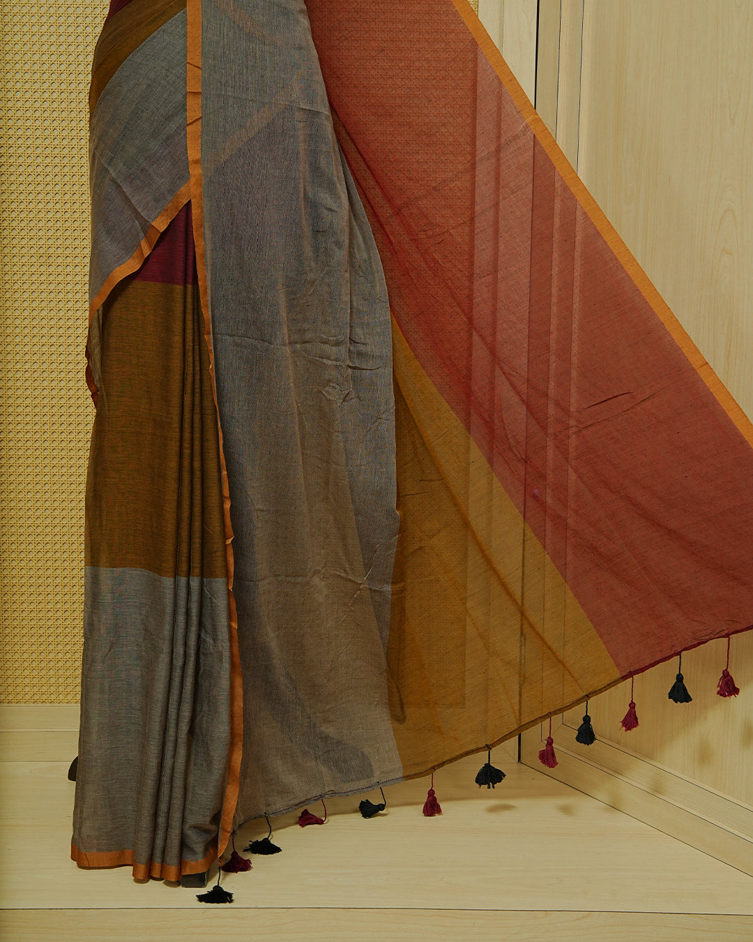 Maroon, Grey & Olive Triple-Shade Mul Cotton Saree, complemented by a contrast-coloured border & tassels.