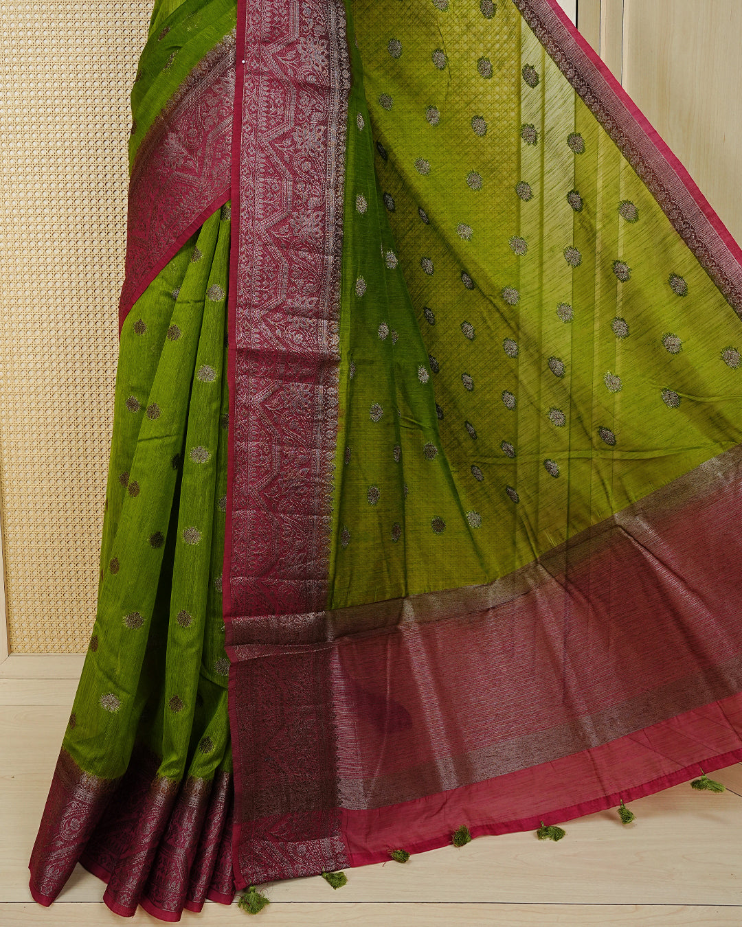Mehndi green colour semi linen saree thread motifs on body, contrast dark pink colour gold zari border, rich pallu comes with matching blouse piece