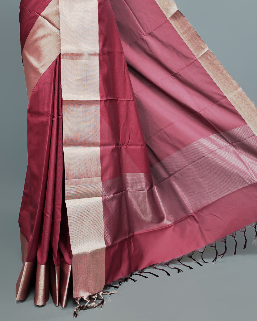 Maroon colour saree featuring a plain body, complemented by a Bavanchi border and contrast pallu, paired with a matching blouse piece.