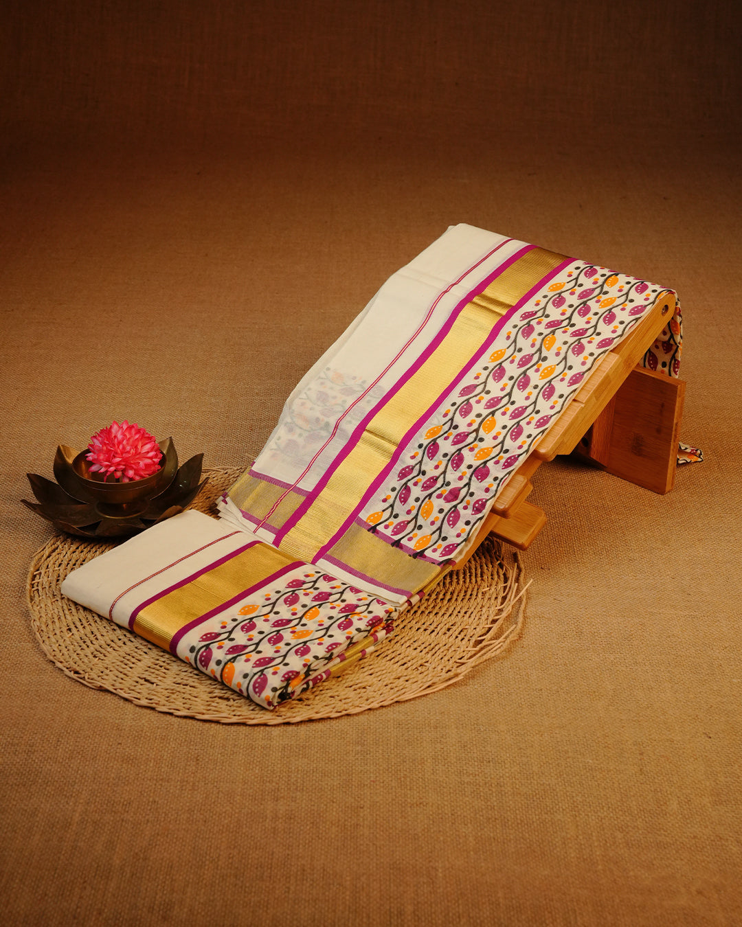 Cream colour Cotton set mundu features a Plain body accented by a Gold with Kodi pattern on border.