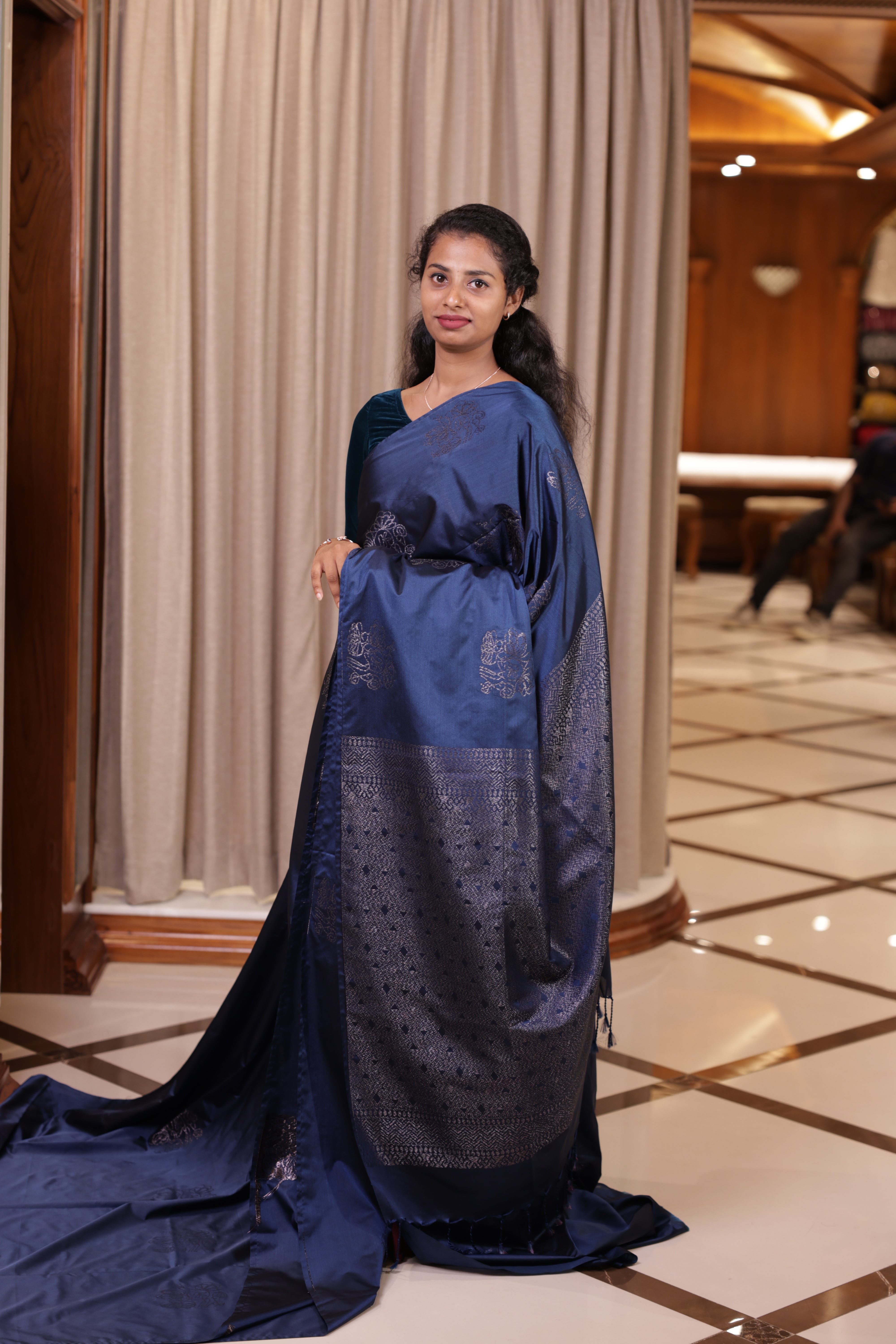 Royal blue colour Soft semi silk Palavarna Pattu saree adorned with metallic zari design in self & contrast patterns, The rich pallu enhances its charm, paired with a matching blouse piece for a graceful traditional look.