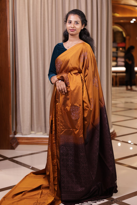 Mustard colour Soft semi silk Palavarna Pattu saree adorned with metallic zari design in self & contrast patterns, The rich contrasted pallu enhances its charm, paired with a matching blouse piece for a graceful traditional look.