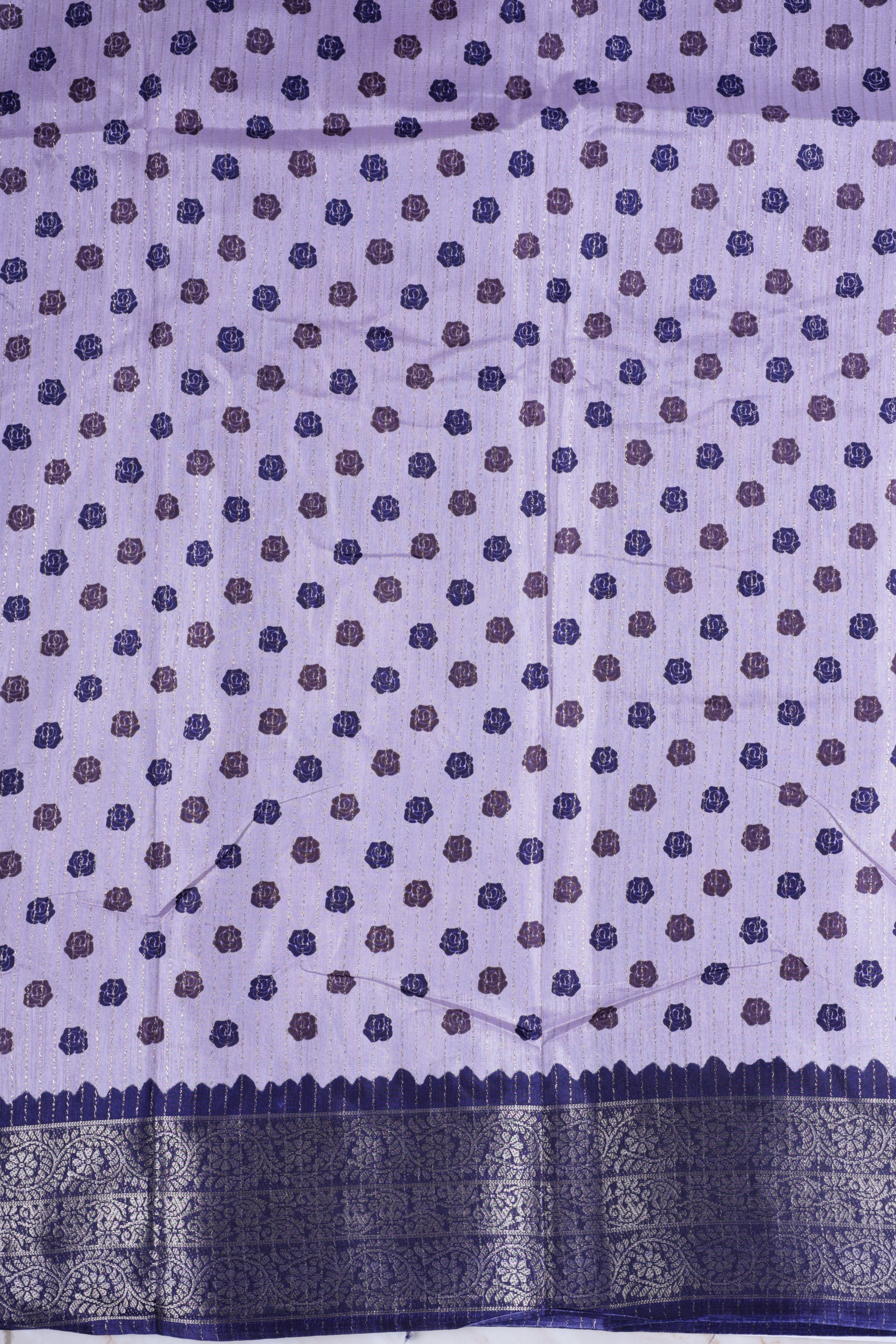 Lavender colour dolla silk saree adorned with beautiful kalamkari prints, complemented by a rich golden zari border & The pallu features intricate kalamkari detailing, paired with a matching blouse.