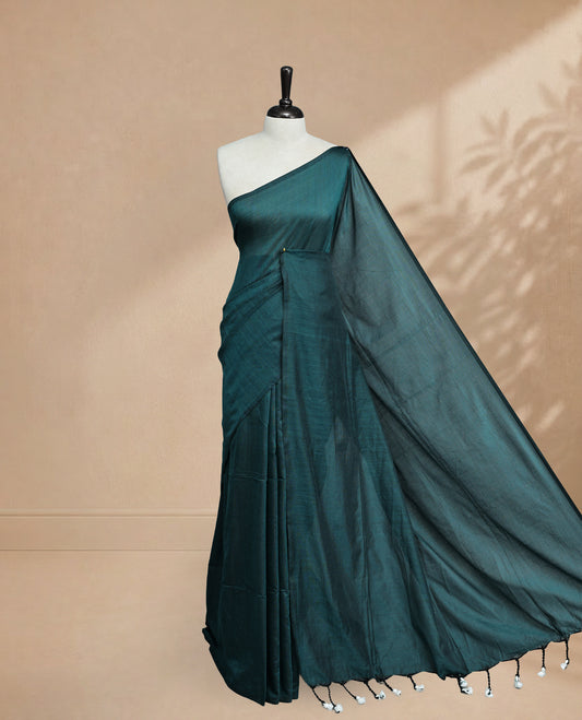 Peacock Colour Mul Cotton saree featuring Elegant plain body, Comes with no border, finished with stylish tassels.