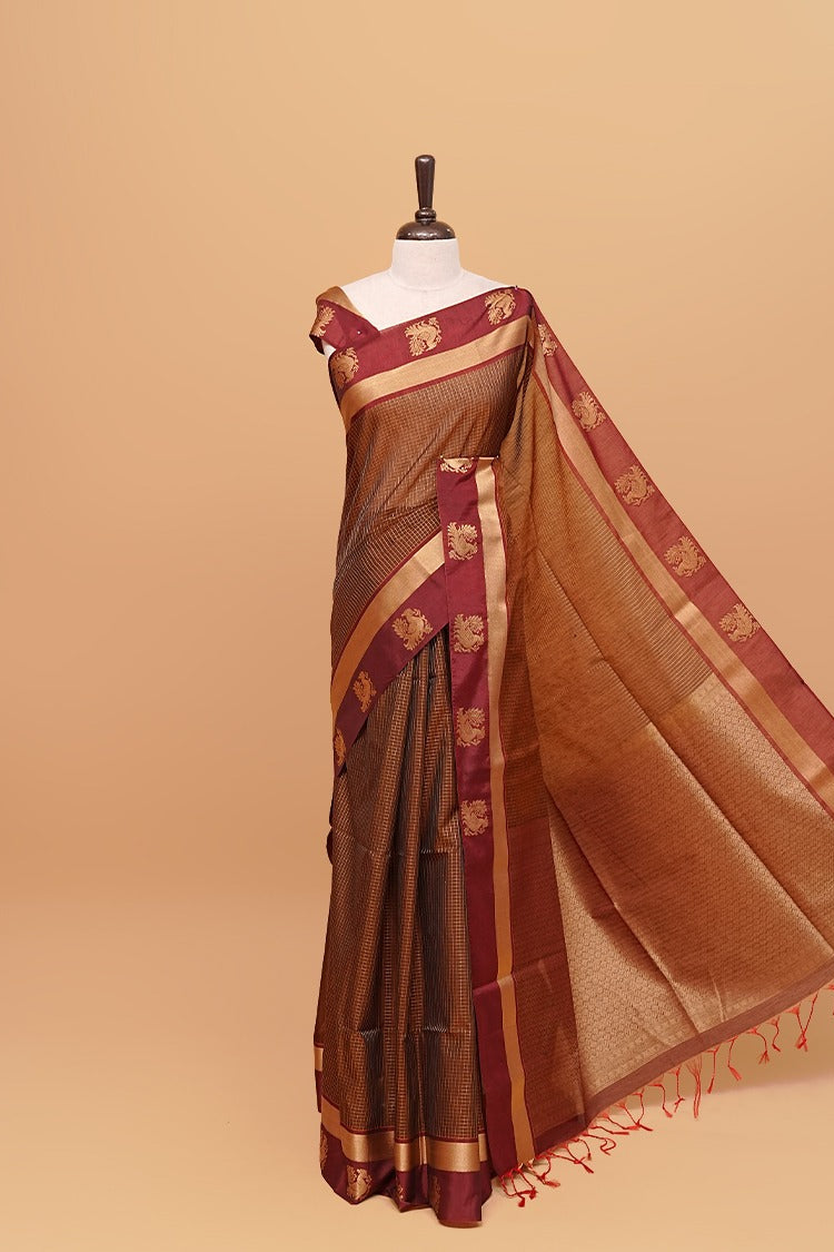 Brown colour silk cotton saree featuring  copper zari Check motifs on body ,contrast maroon with copper zari motifs on border & pallu, comes with matching blouse piece