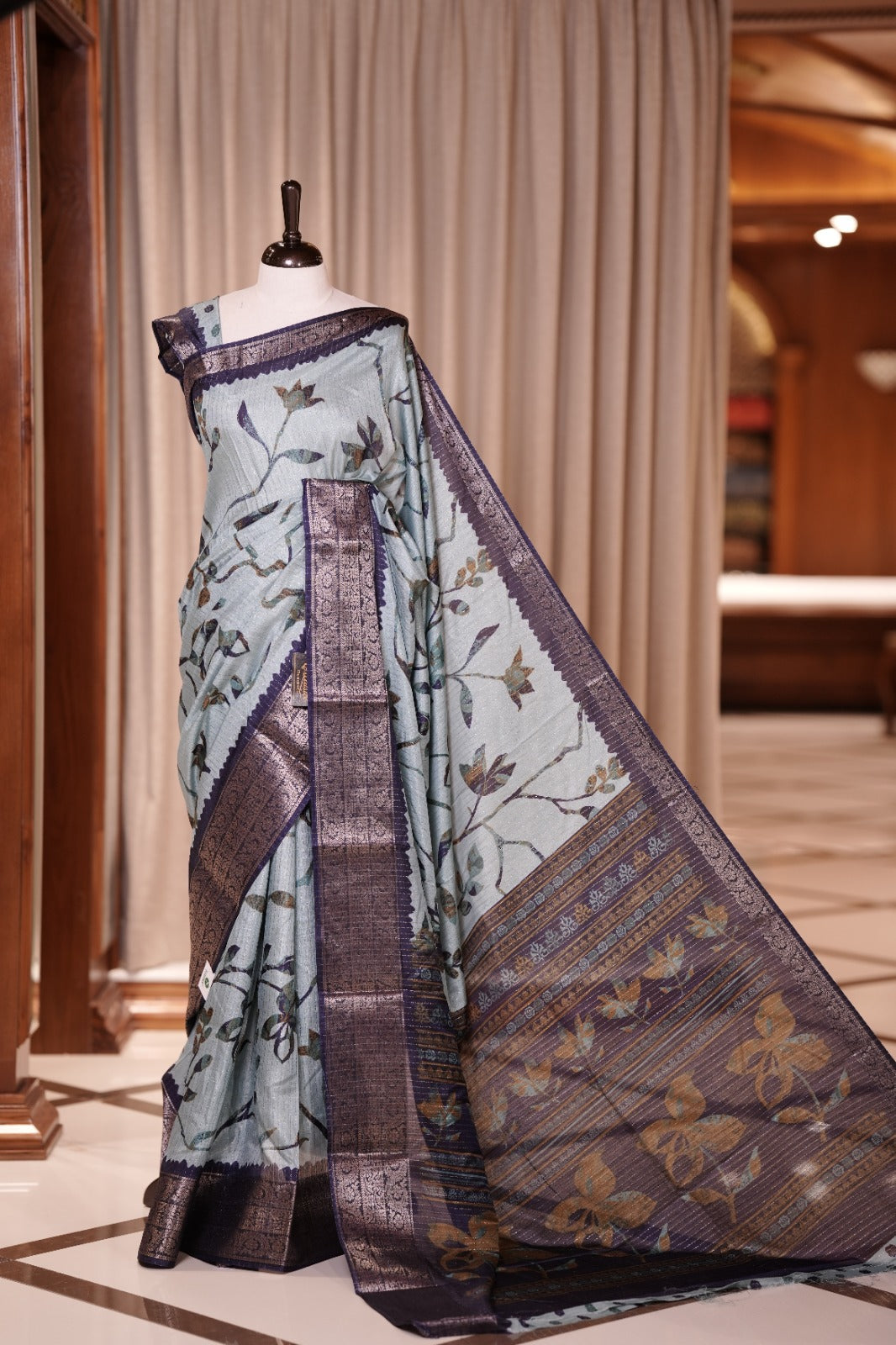 Blue colour dolla silk saree adorned with beautiful kalamkari prints, complemented by a rich golden zari border & The pallu features intricate kalamkari detailing, paired with a matching blouse.