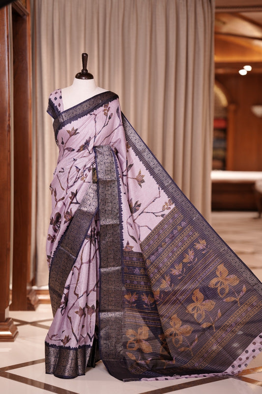 Lavender colour dolla silk saree adorned with beautiful kalamkari prints, complemented by a rich golden zari border & The pallu features intricate kalamkari detailing, paired with a matching blouse.
